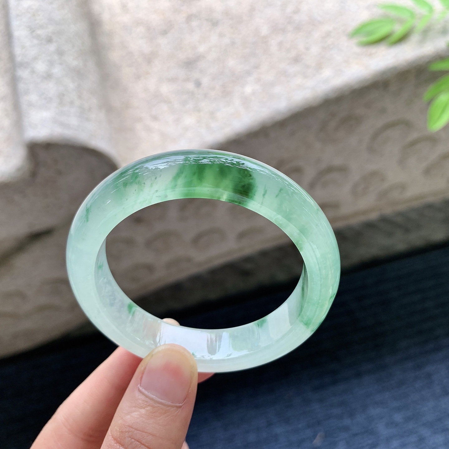 正圈49 50，圈口50.6/12.3/8，编码LH080306，描述冰飘绿，清透，水润，种老，细腻，无裂。