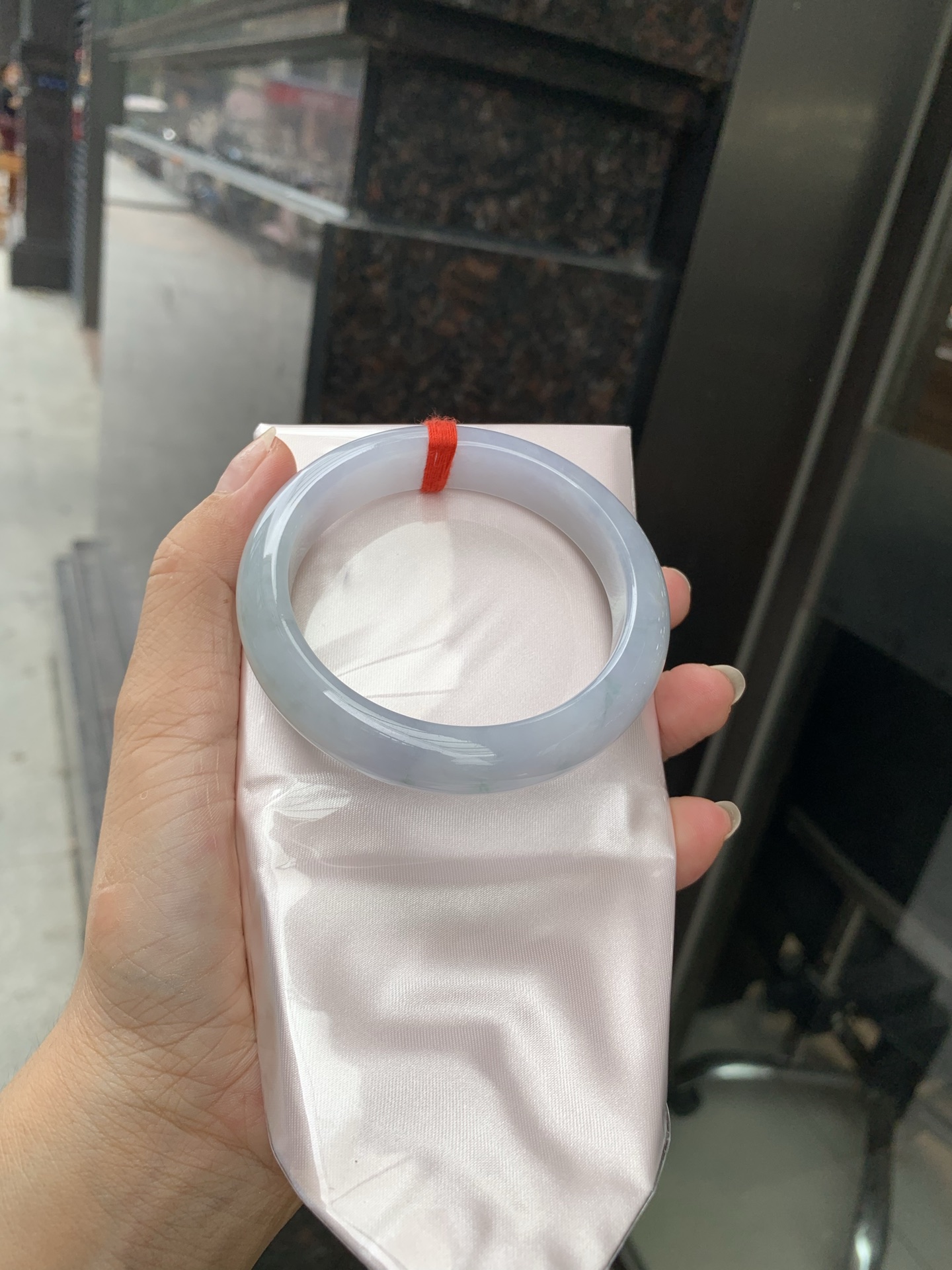 三彩正圈,底妆水润，春彩洒金，有三彩特色，仿佛彩虹般的色彩，绚丽梦幻，气质清新淡雅，上手靓丽大方。