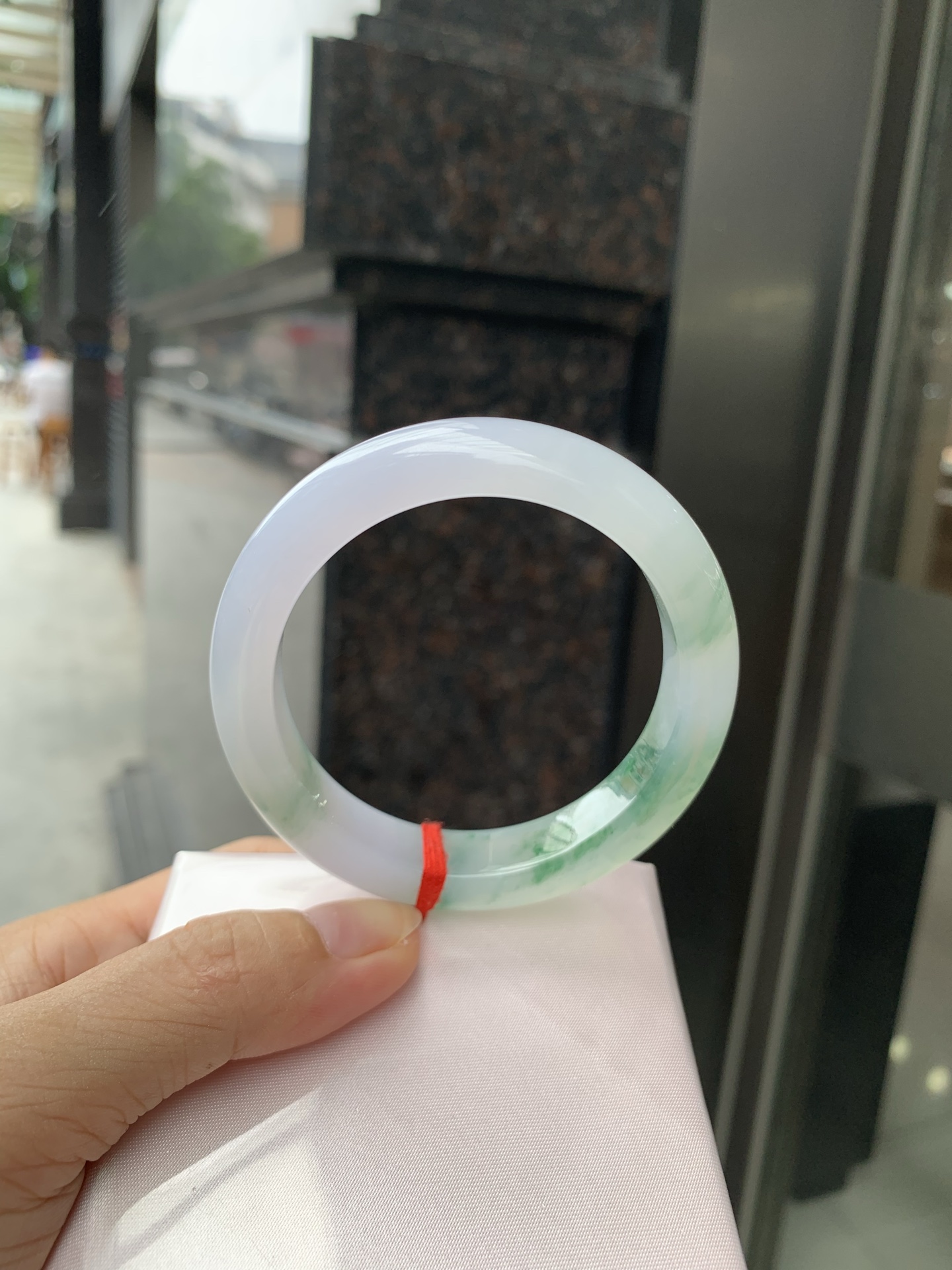 冰飘绿花正圈，54.7-8.9-12，0802-782-76，打灯棉絮，冰润的底妆上半圈绿花点缀，简约却充满灵气，清新如芽，宛若自然的画卷凝结于腕间，静中带动，韵味悠长