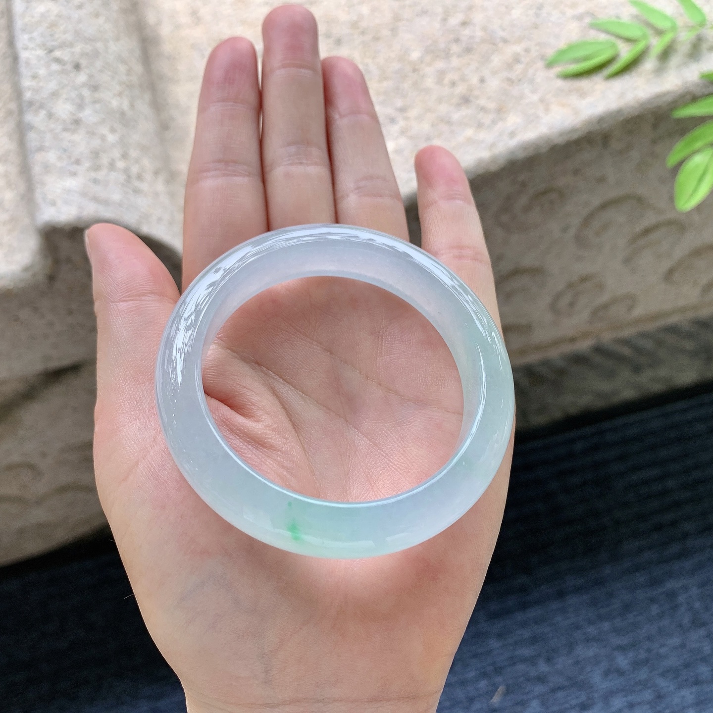 正圈51 52，圈口52.3/12/8.3，编码ZLD080309，描述冰糯飘绿，清透，水润，种老，细腻，打灯有絮线