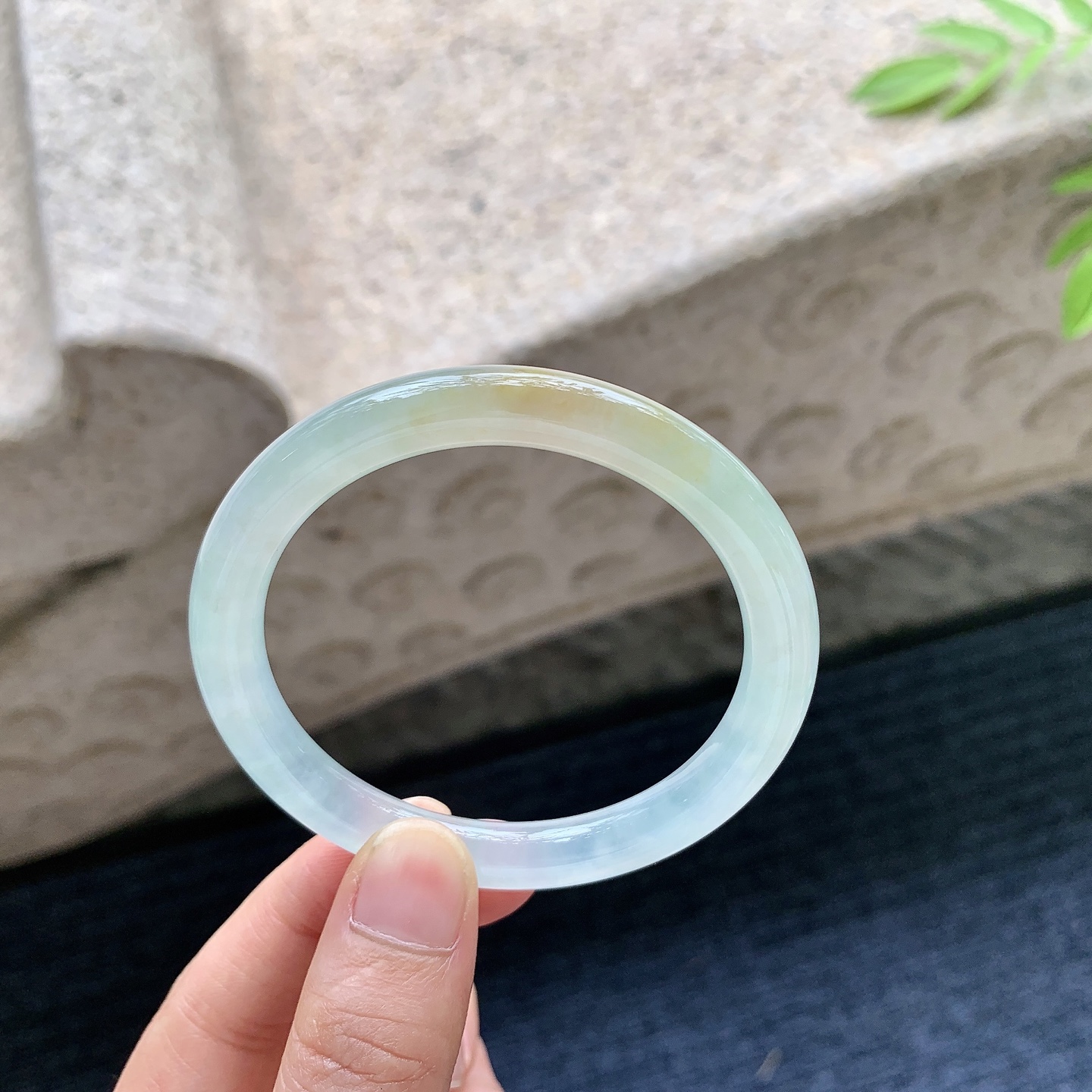 圆条52 53，圈口53.2/7.5/7.8，编码B2080321，描述冰糯飘黄翡，水润，种老，细腻，打灯有棉线