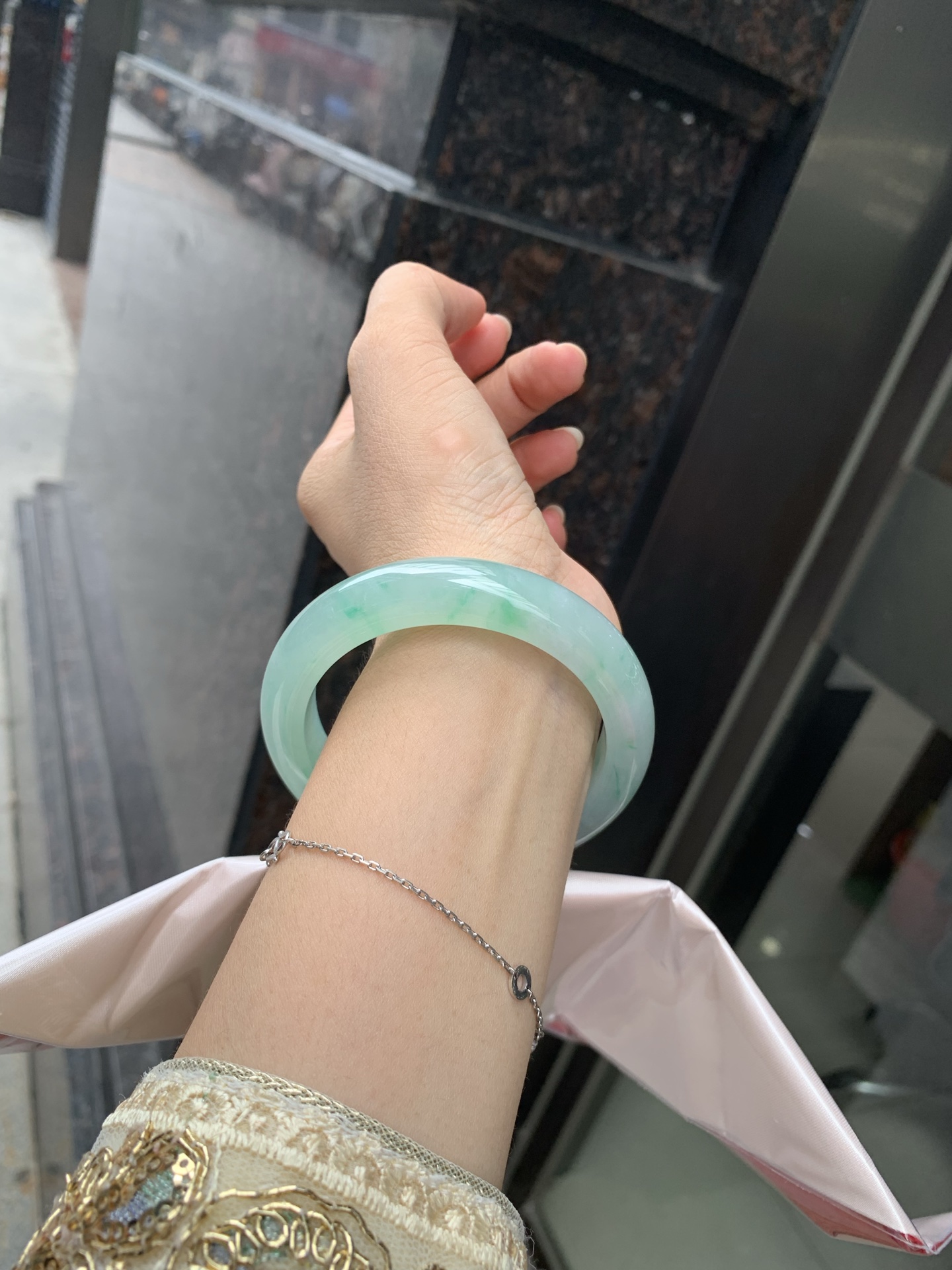 晴底金丝绿正圈, 57.3-9.2-12.5, 0802-N1286, 无裂，底妆冰润，干净细腻，满圈绿花，简约却充满灵气，清新如芽，宛若自然的画卷凝结于腕间，静中带动，韵味悠长