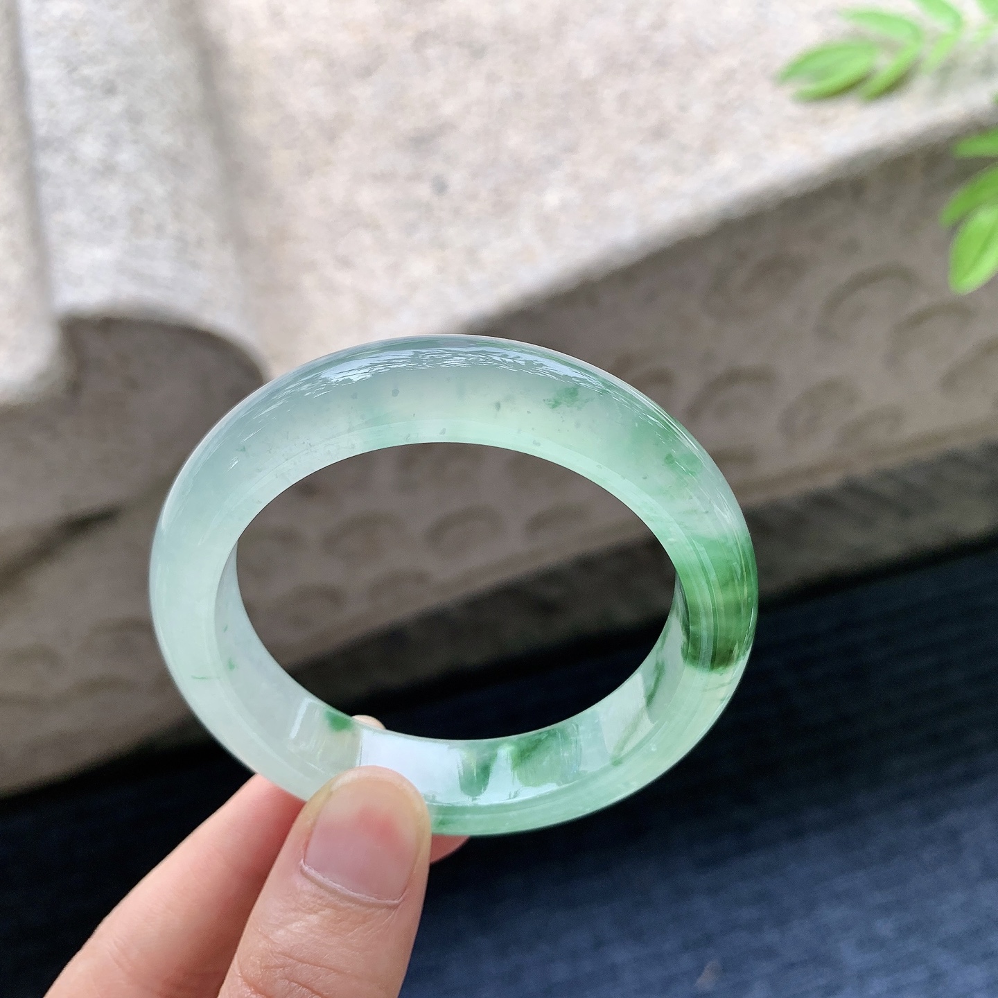 正圈49 50，圈口50.6/12.3/8，编码LH080306，描述冰飘绿，清透，水润，种老，细腻，无裂。