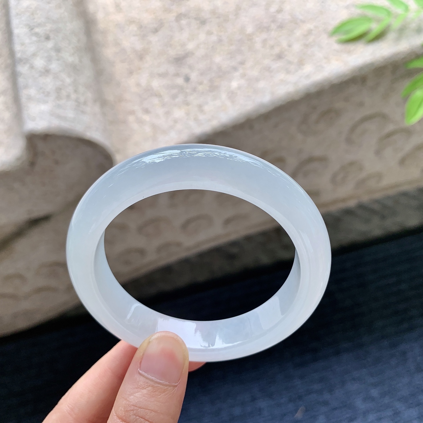 正圈55 56，圈口56/13.2/8.8，编码B2080325，描述糯冰底色，水润，种老，细腻，打灯有絮线