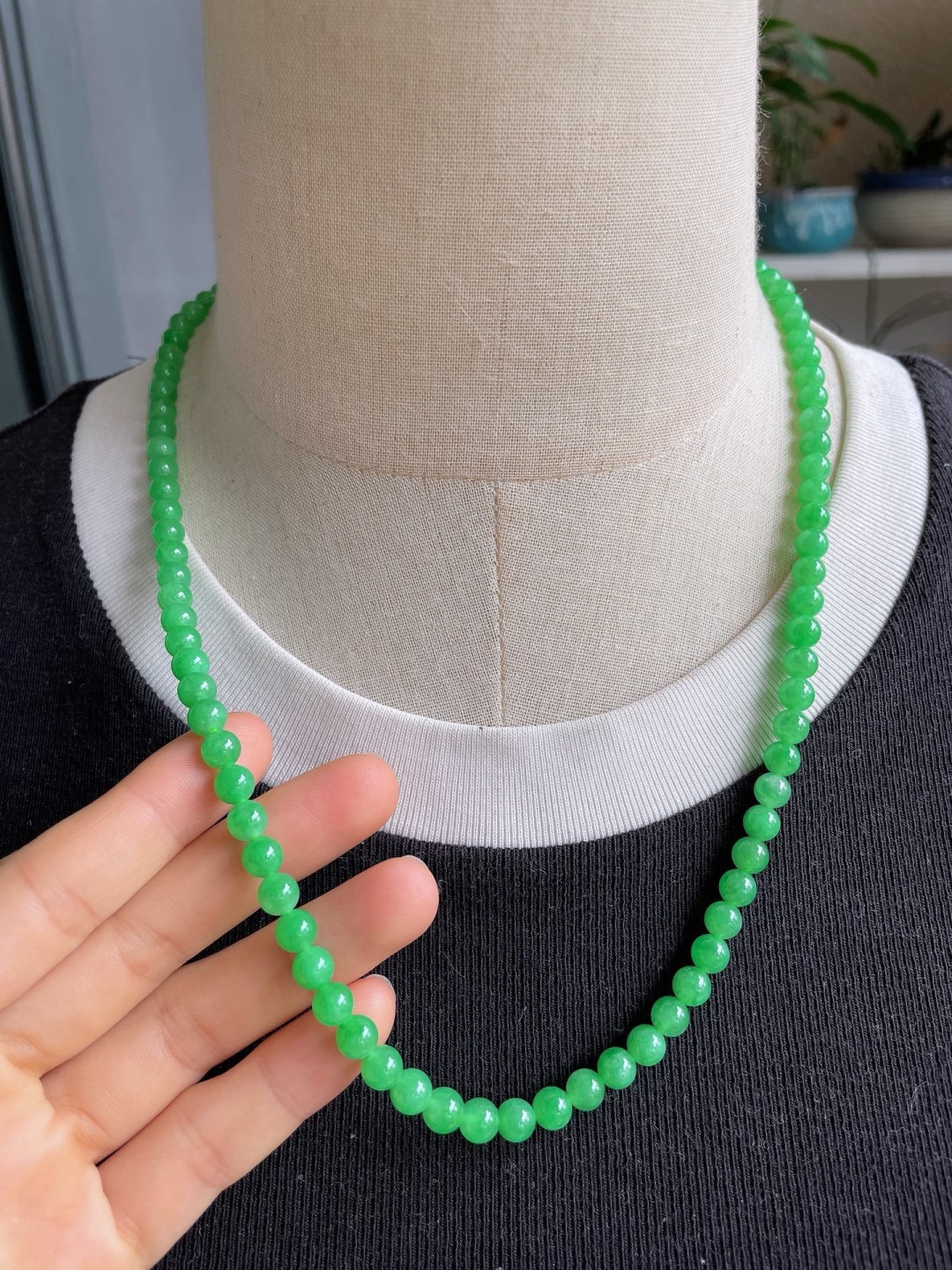 缅甸天然翡翠A货，老坑冰满绿珠链，尺寸：5.2mm116颗。【编2739】