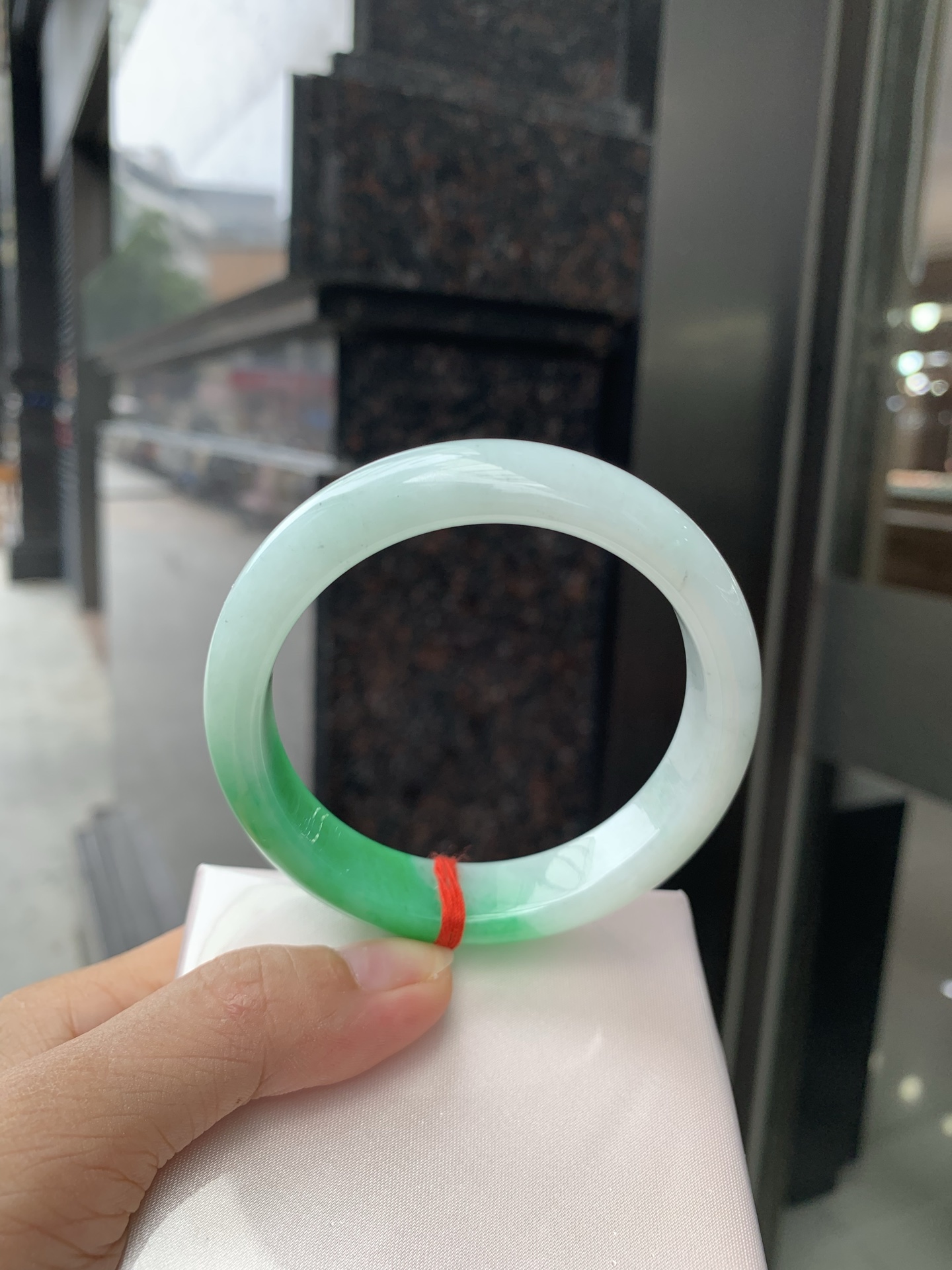 阳绿白底青正圈，58-7.8-13.5，0802-4A171-1，无裂，底妆水润，一节阳绿花，点缀腕间风华，干净纯净的底色上，一抹翠色肆意流淌，宛如春日里的繁华盛景