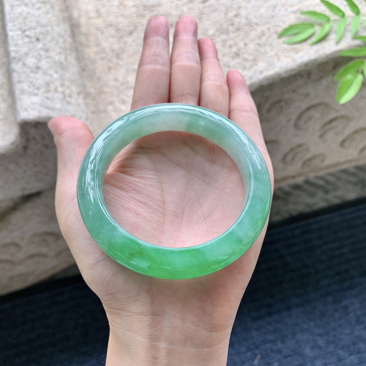 正圈55 56，圈口56.2/12.7/9.7，编码TR080204，冰糯飘辣绿，水润，种老，细腻，打灯有絮线