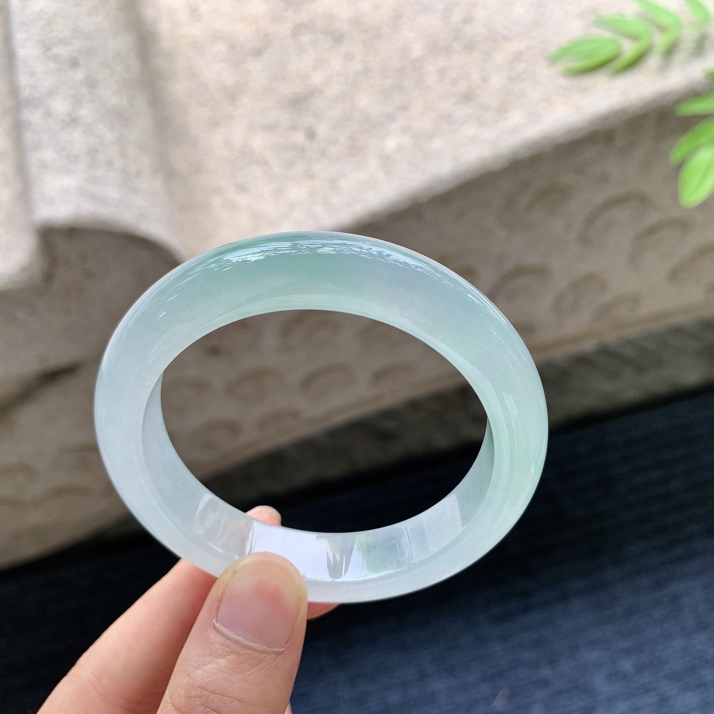 正圈51 52，圈口52.3/12/8.3，编码ZLD080309，描述冰糯飘绿，清透，水润，种老，细腻，打灯有絮线