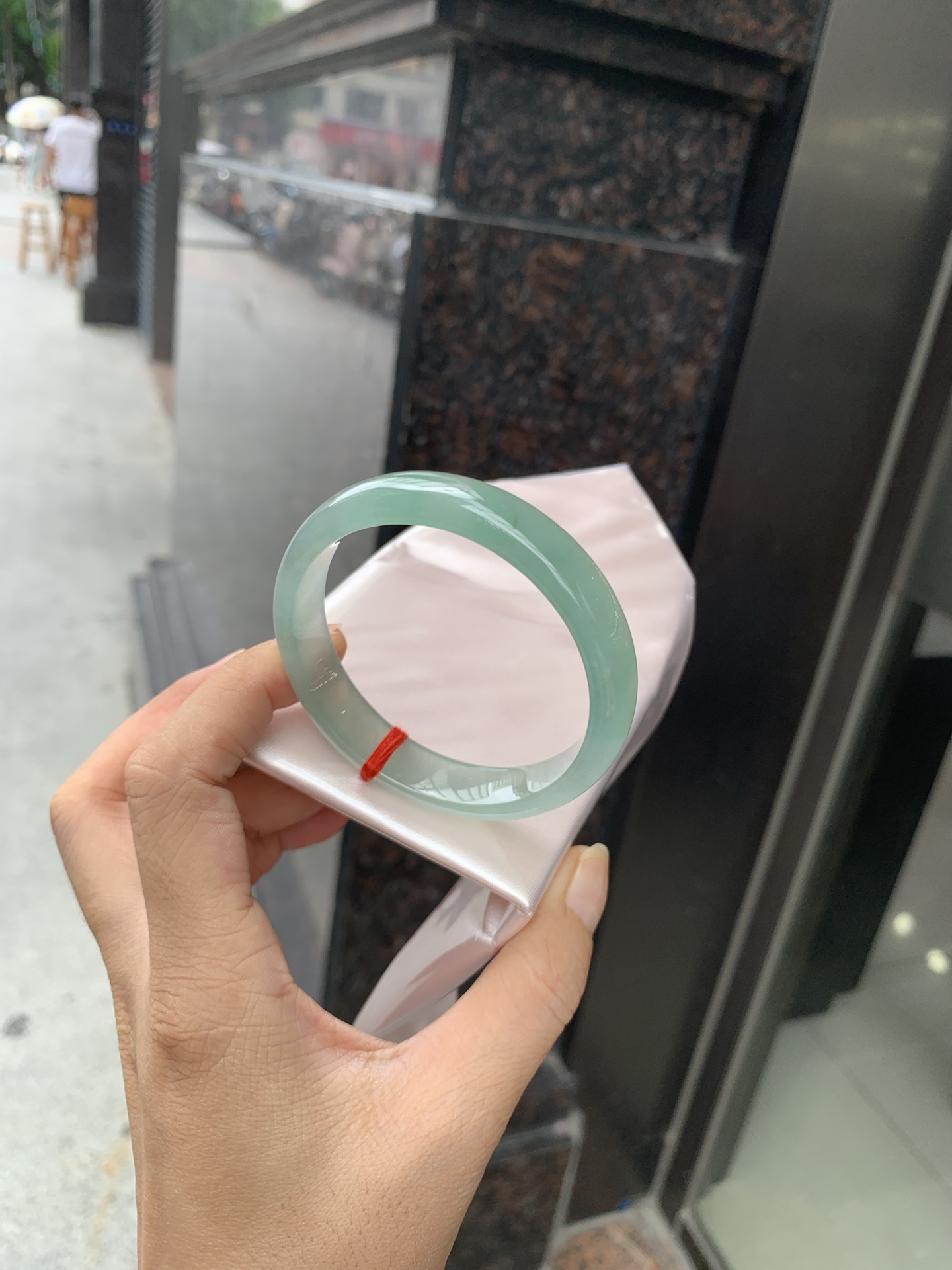 湖水蓝正圈，打灯棉絮，底妆冰润细腻，它的蓝底深邃而柔和，仿佛阳光洒落湖面，泛起层层涟漪，波光粼粼，可谓是验证了“天青色等烟雨，而我在等你”
