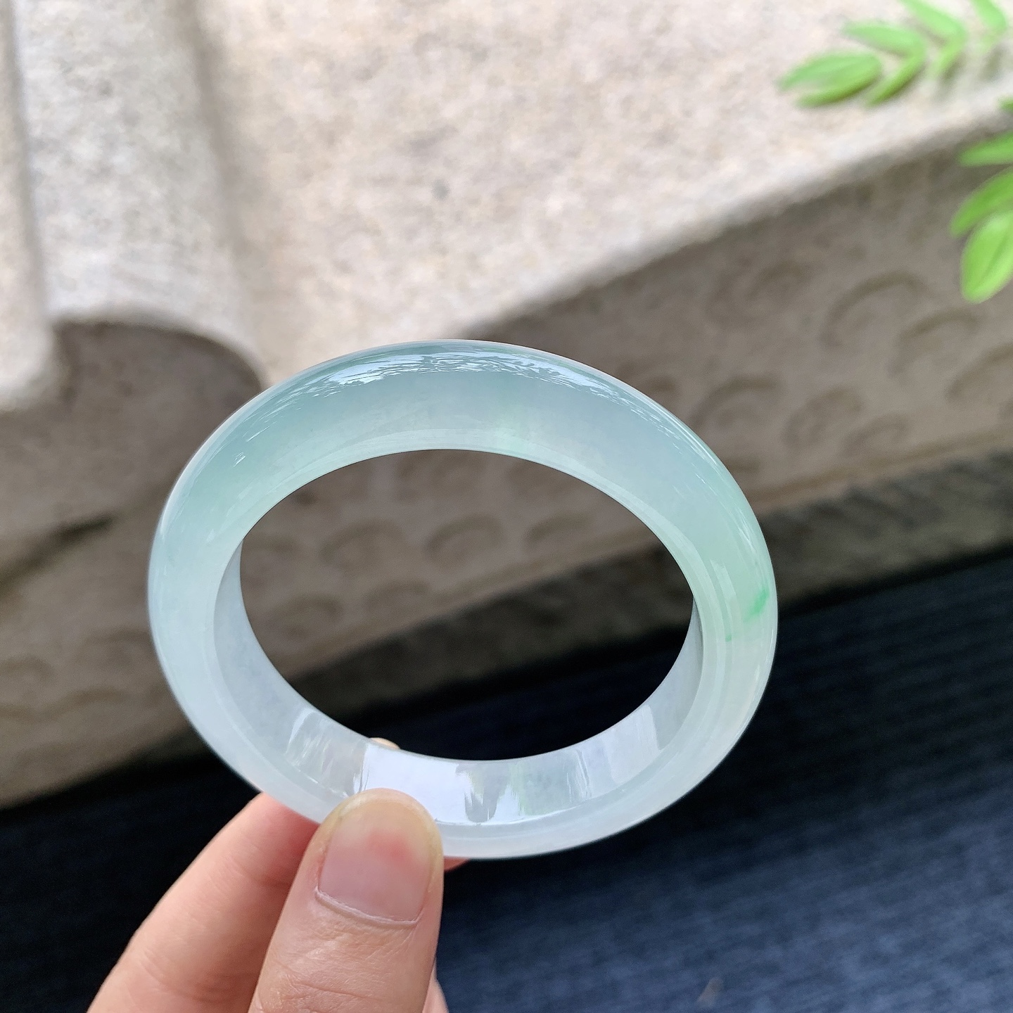 正圈51 52，圈口52.3/12/8.3，编码ZLD080309，描述冰糯飘绿，清透，水润，种老，细腻，打灯有絮线