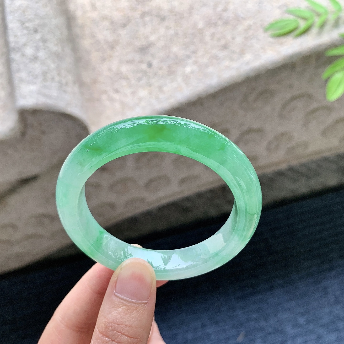 正圈50 51，圈口51.2/10.7/8.3，编码ZLD080310，冰糯飘辣绿，水润，种老，细腻，打灯有絮线