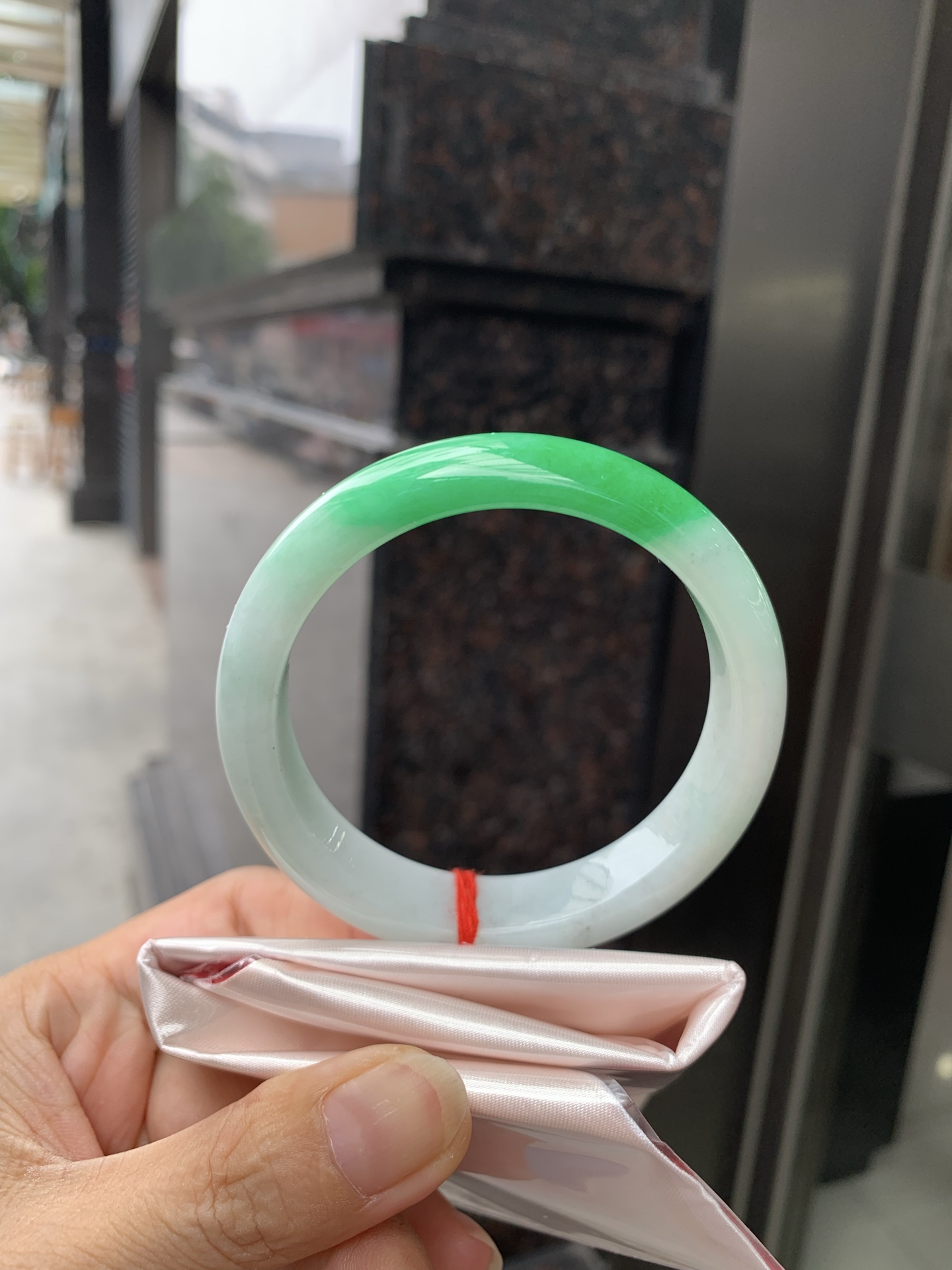 阳绿白底青正圈，58-7.8-13.5，0802-4A171-1，无裂，底妆水润，一节阳绿花，点缀腕