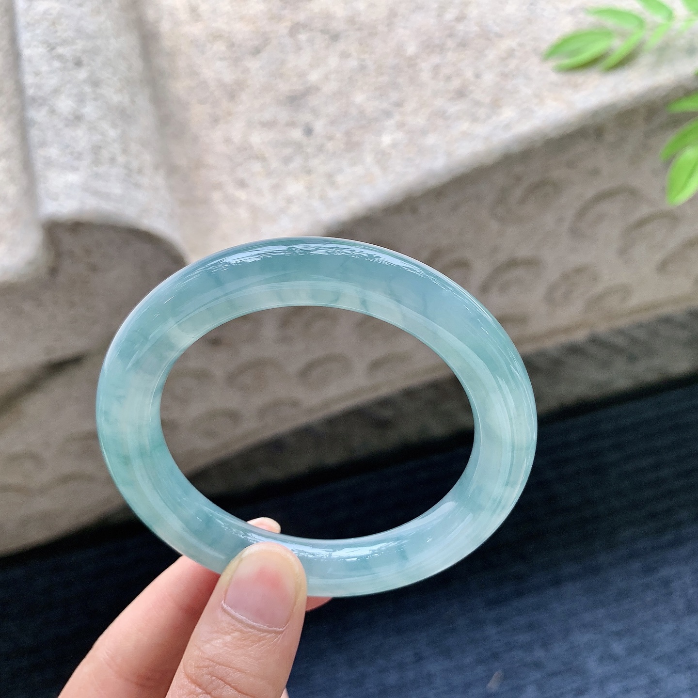圆条54 55，圈口54.5/10.3/10.3，编码A1080327，描述糯冰晴蓝，水润，种老，细腻，无裂。