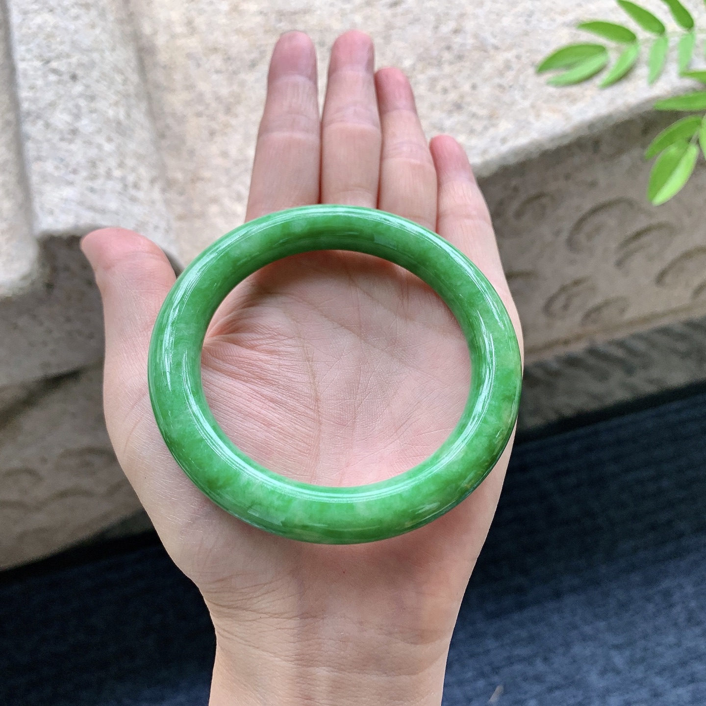 圆条54 55，圈口55.7/10.5/10.3，编码W6080237，糯冰满绿，色匀，种老，细腻，无裂。
