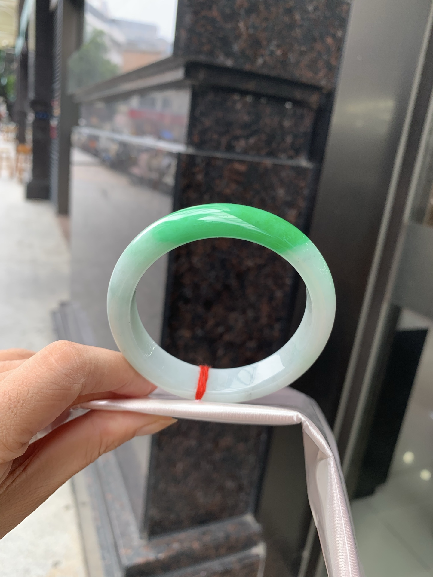 阳绿白底青正圈，58-7.8-13.5，0802-4A171-1，无裂，底妆水润，一节阳绿花，点缀腕间风华，干净纯净的底色上，一抹翠色肆意流淌，宛如春日里的繁华盛景
