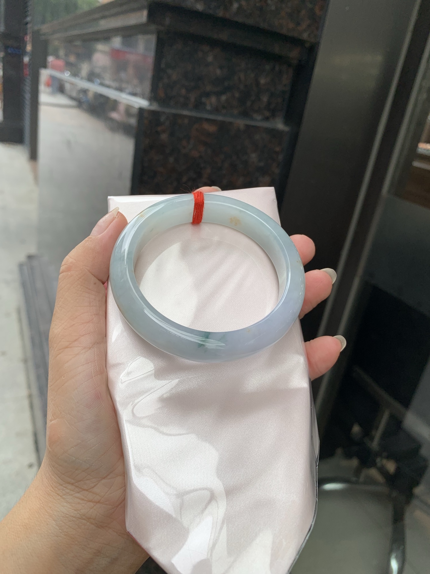三彩正圈, 底妆水润，春彩洒金，有三彩特色，仿佛彩虹般的色彩，绚丽梦幻，气质清新淡雅，上手靓丽大方。