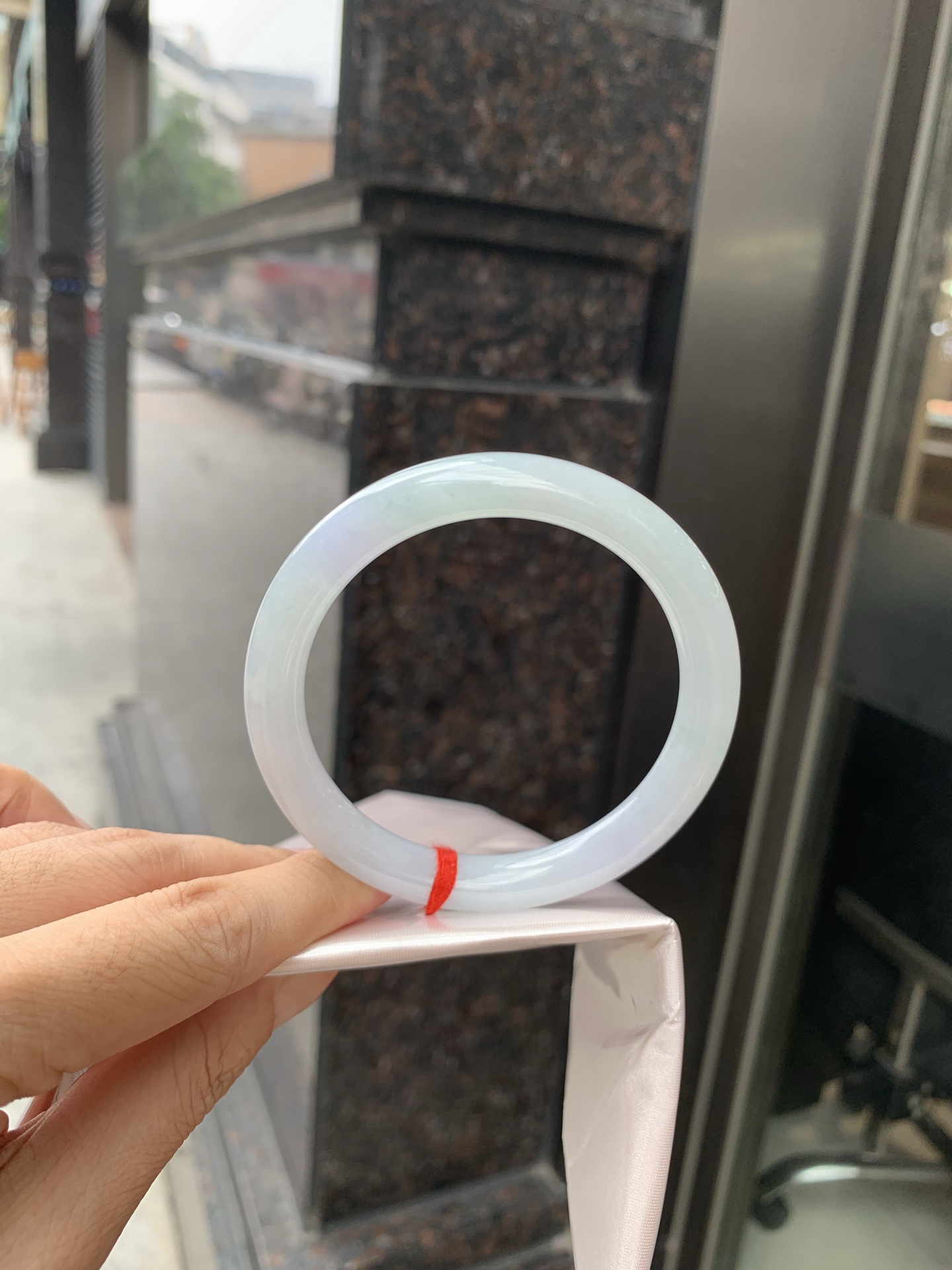 淡春彩圆条，57.5-8.6-8.9，0802-803-141，无裂，底妆水润细腻，淡淡粉底浅绿底色搭配，宛如春天的繁华。在岁月的长河流转中绽放着独特的魅力，气质温婉而迷人。