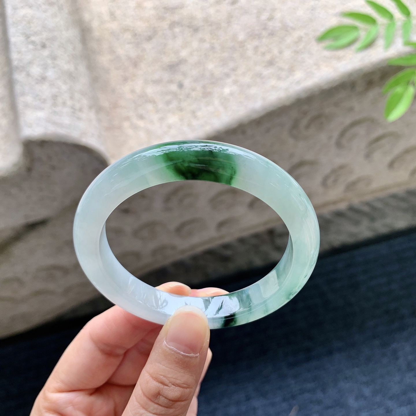正圈52 53，圈口53.3/10/8，编码HC080211，描述糯冰飘绿，水润，种老，细腻，打灯有棉线