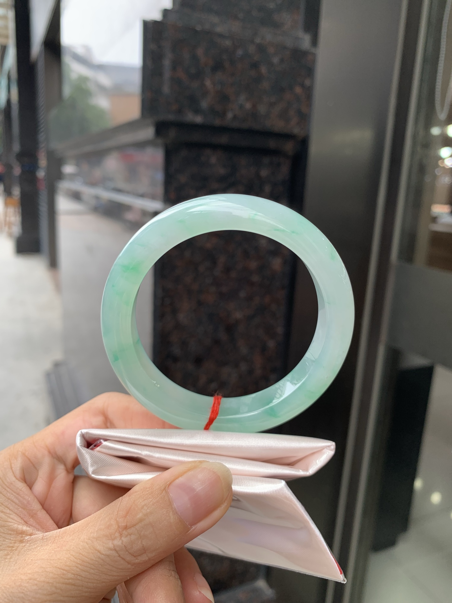 晴底金丝绿正圈, 57.3-9.2-12.5, 0802-N1286, 无裂，底妆冰润，干净细腻，满圈绿花，简约却充满灵气，清新如芽，宛若自然的画卷凝结于腕间，静中带动，韵味悠长