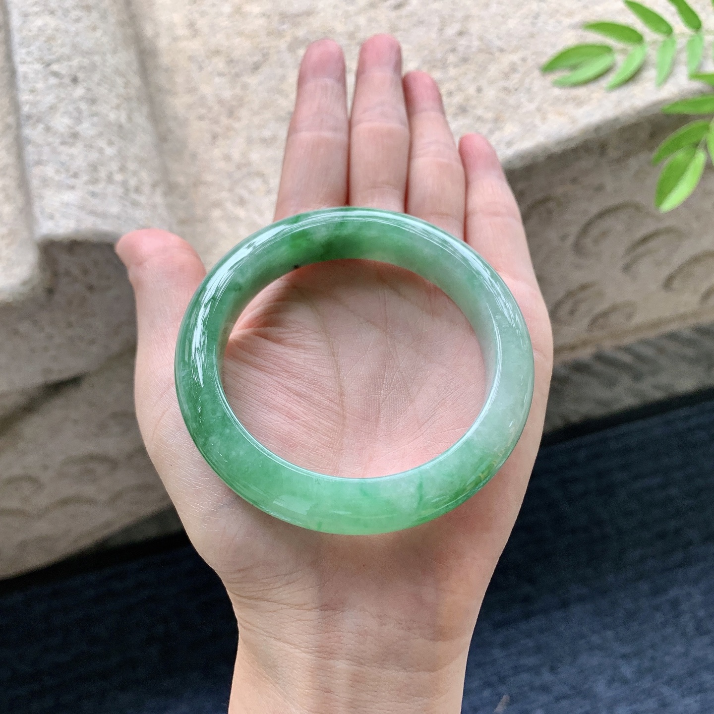 正圈54 55，圈口55.2/12.1/9.2，编码W6080222，糯冰飘绿，水润，种老，细腻，打灯絮线