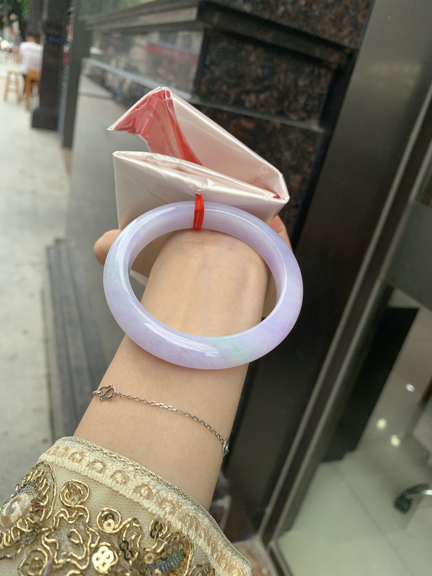 春彩正圈，打灯细纹，内圈微扣，底妆水润，满圈紫罗兰吸睛抢眼，两抹绿花点缀，浪漫迷人，仙气飘飘，优雅高贵显气质，感满满，紫罗兰自然光不失色，不同光线不一样视觉感受