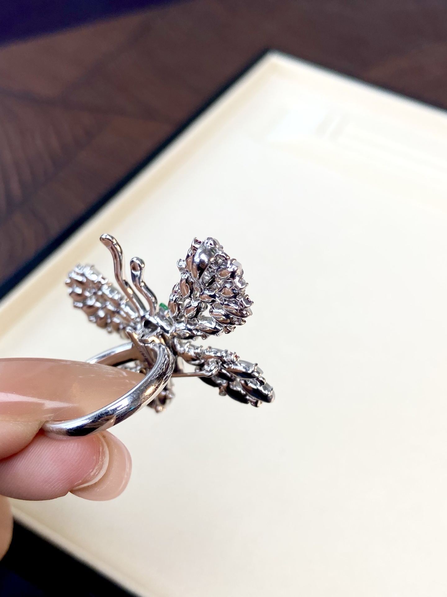 随形蝴蝶戒指胸针两用款，夏天的穿搭救星，一饰两戴的蝴蝶也太会了，自带柔和荧光，清透灵动，搭配红宝石错落点缀，小众：43.7-33.7-8.4，裸石：5.5-2.9-2.2mm，无裂。