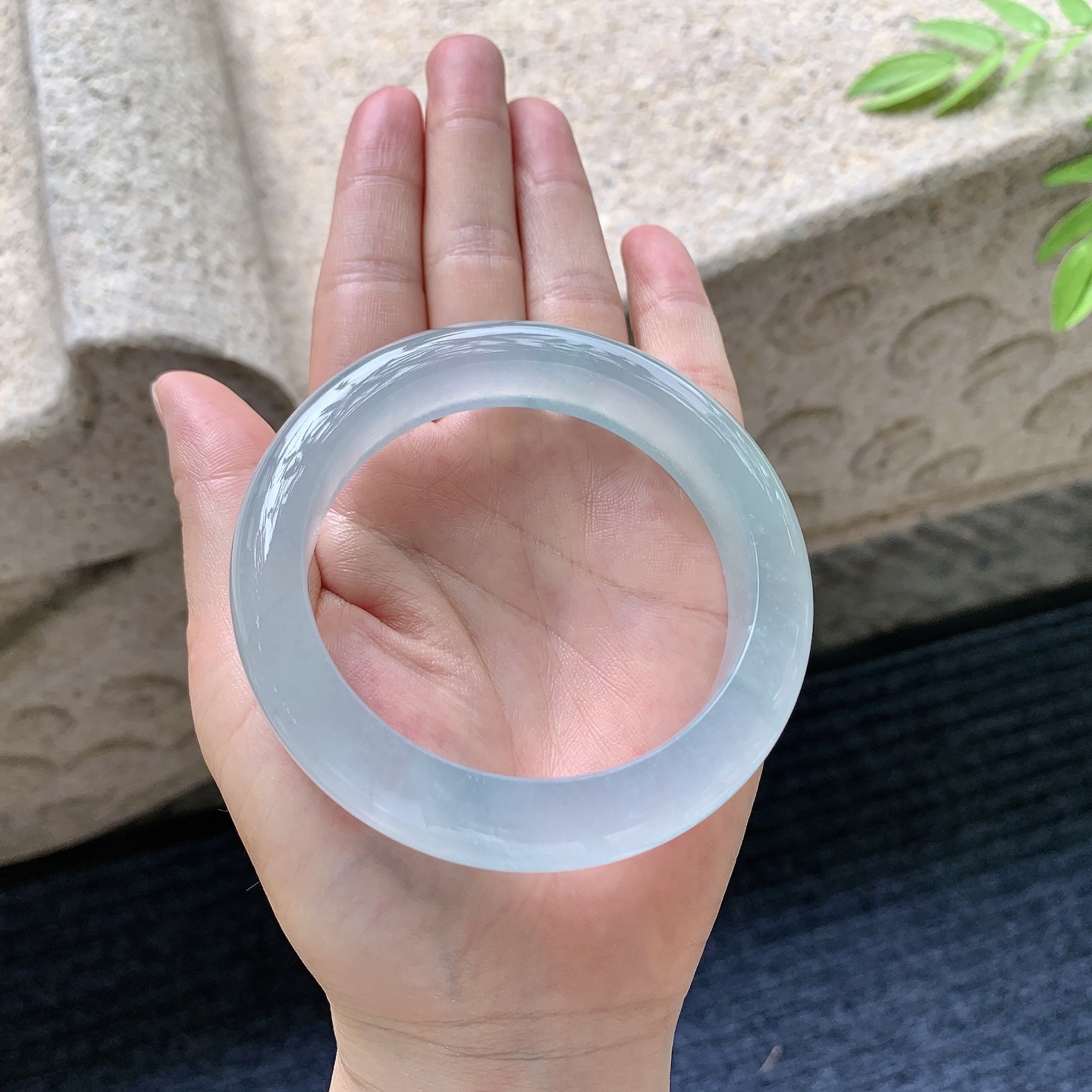正圈57 58，圈口58.5/13.4/8.4，编码BA080318，描述冰种晴蓝，清透，水润，种老，细腻，打灯有絮线