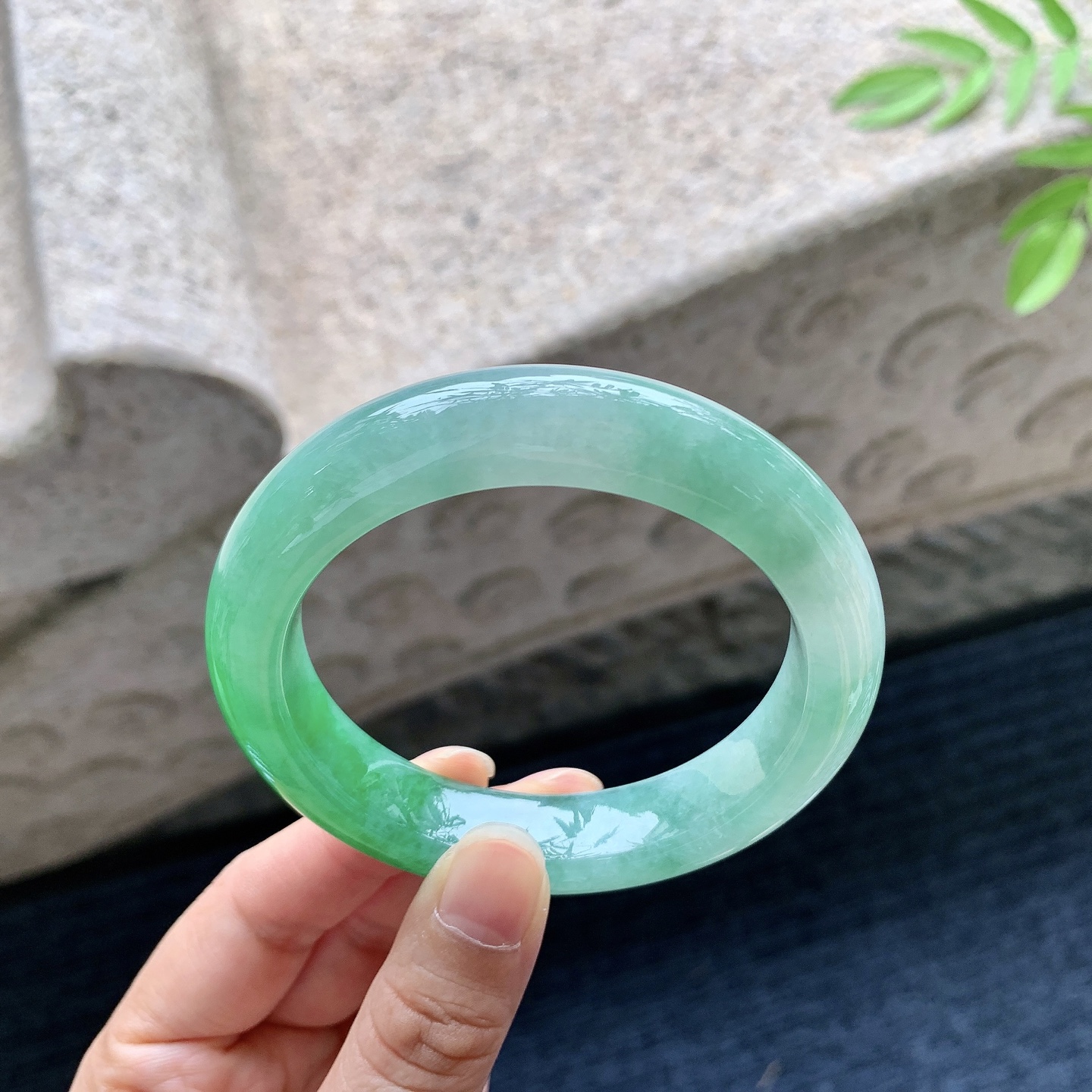 正圈55 56，圈口56.2/12.7/9.7，编码TR080204，冰糯飘辣绿，水润，种老，细腻，打灯有絮线