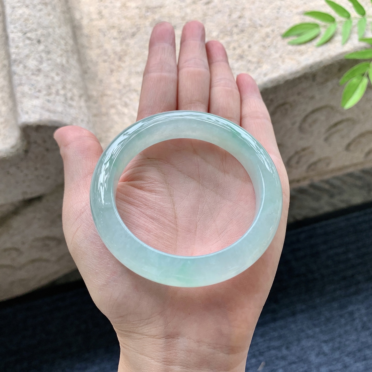正圈52 53，圈口53.6/11.6/9，编码W6080216，描述糯冰淡绿，水润，种老，细腻，打灯有棉线