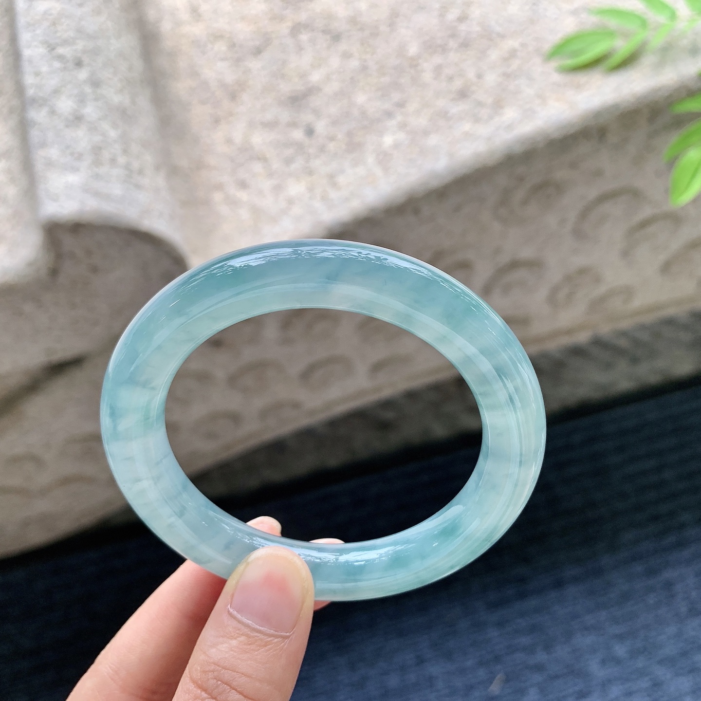 圆条54 55，圈口54.5/10.3/10.3，编码A1080327，描述糯冰晴蓝，水润，种老，细腻，无裂。