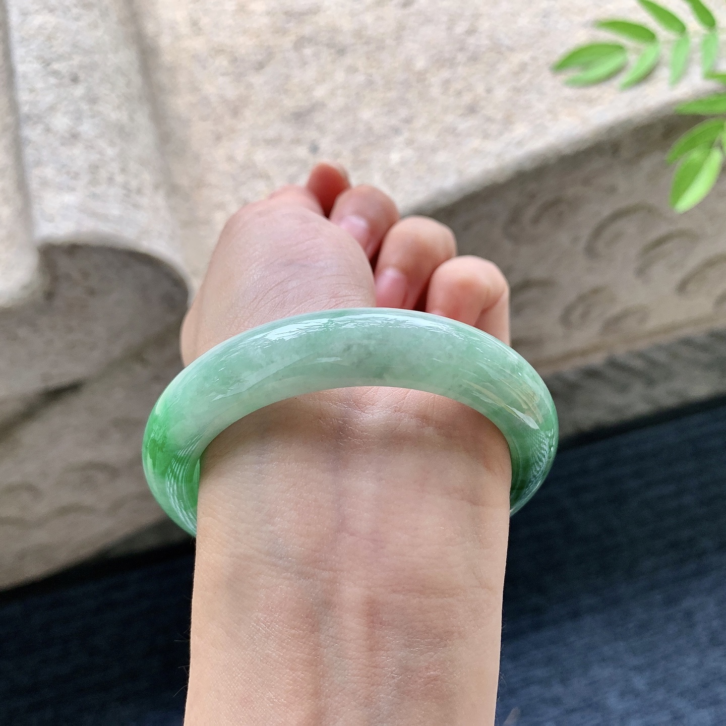 正圈54 55，圈口55.2/12.1/9.2，编码W6080222，糯冰飘绿，水润，种老，细腻，打灯絮线