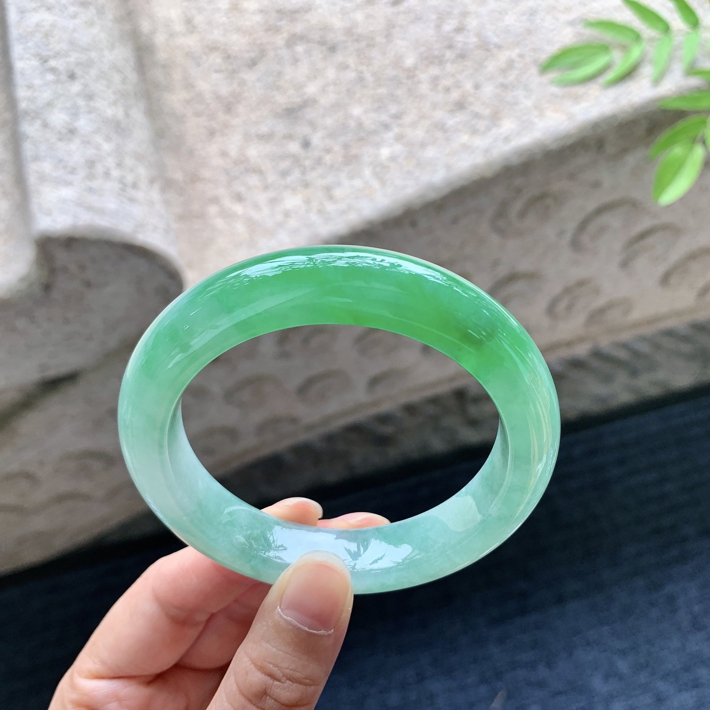 正圈55 56，圈口56.2/12.7/9.7，编码TR080204，冰糯飘辣绿，水润，种老，细腻，打灯有絮线
