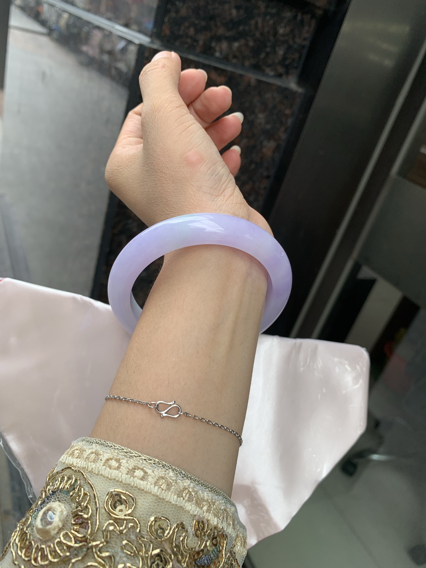 春彩正圈，打灯细纹，内圈微扣，底妆水润，满圈紫罗兰吸睛抢眼，两抹绿花点缀，浪漫迷人，仙气飘飘，优雅高贵显气质，感满满，紫罗兰自然光不失色，不同光线不一样视觉感受