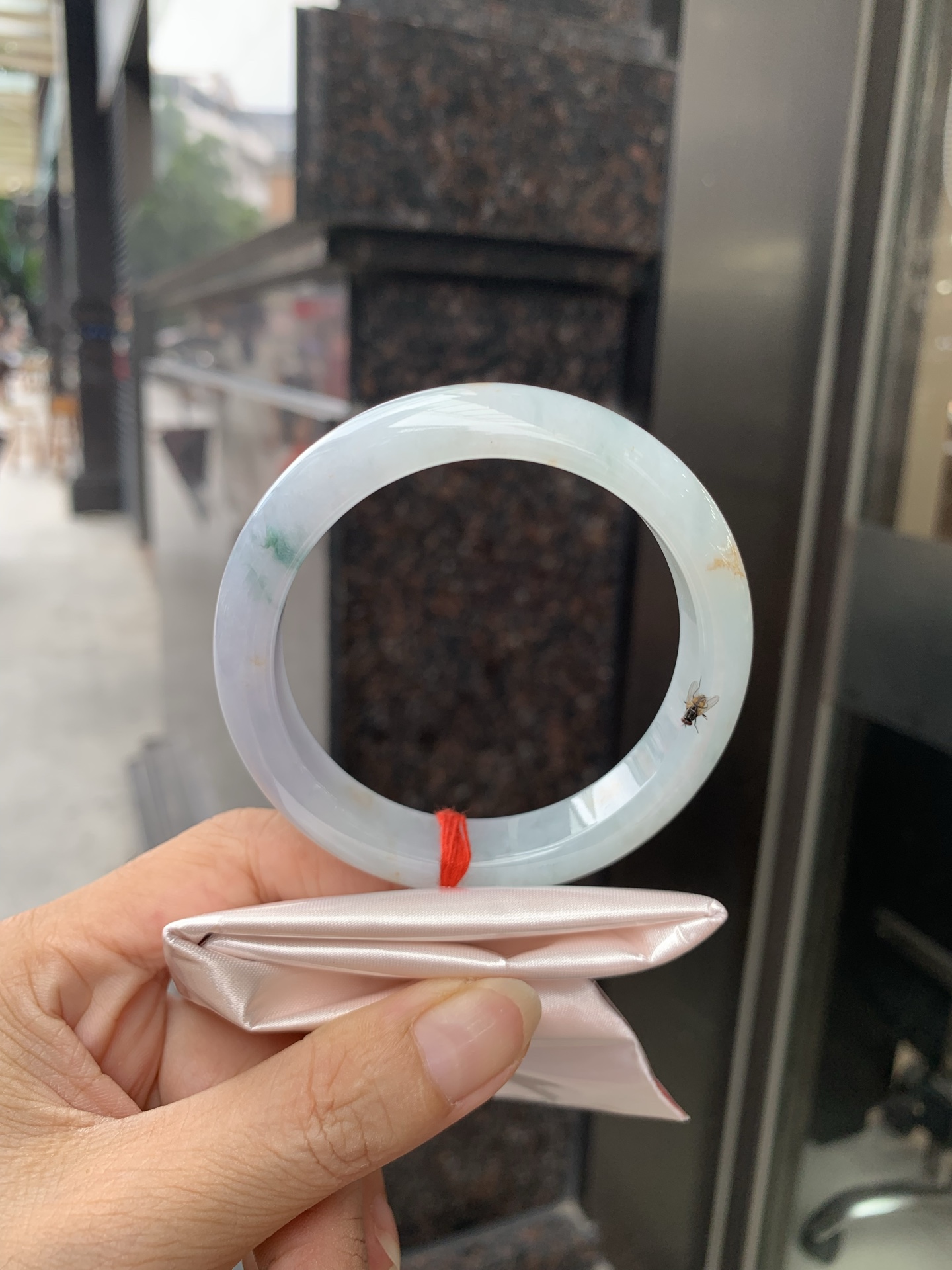 三彩正圈, 底妆水润，春彩洒金，有三彩特色，仿佛彩虹般的色彩，绚丽梦幻，气质清新淡雅，上手靓丽大方。