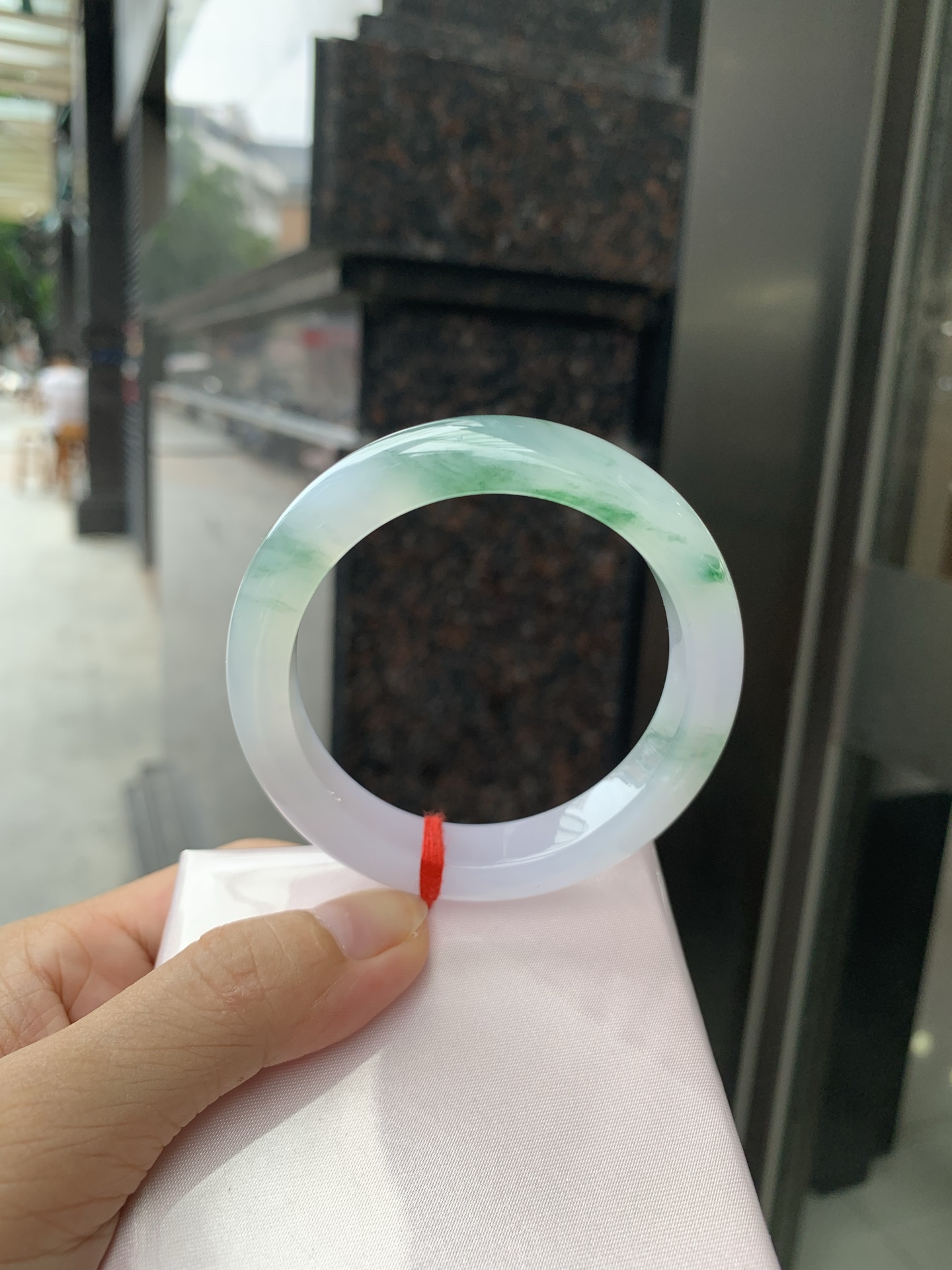冰飘绿花正圈，54.7-8.9-12，0802-782-76，打灯棉絮，冰润的底妆上半圈绿花点缀，简约却充满灵气，清新如芽，宛若自然的画卷凝结于腕间，静中带动，韵味悠长