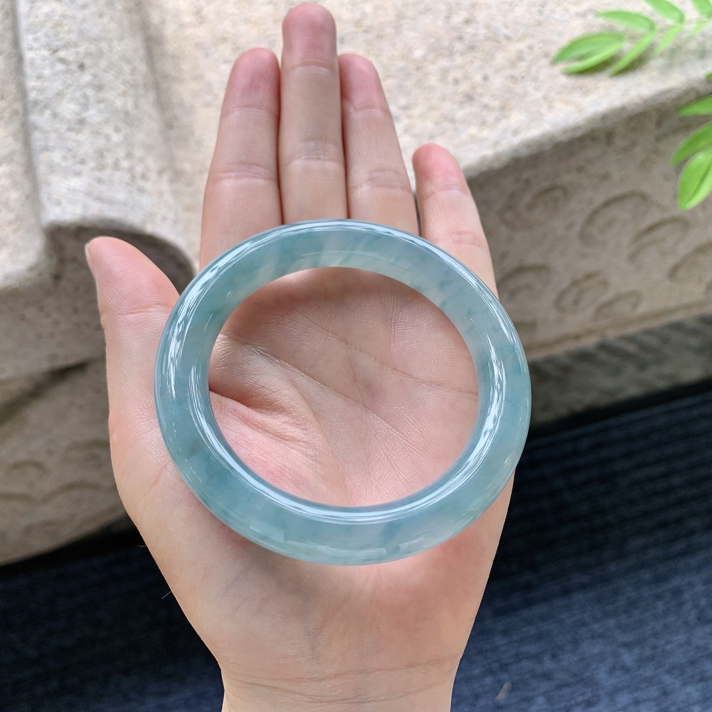 圆条54 55，圈口54.5/10.3/10.3，编码A1080327，描述糯冰晴蓝，水润，种老，细腻，无裂。