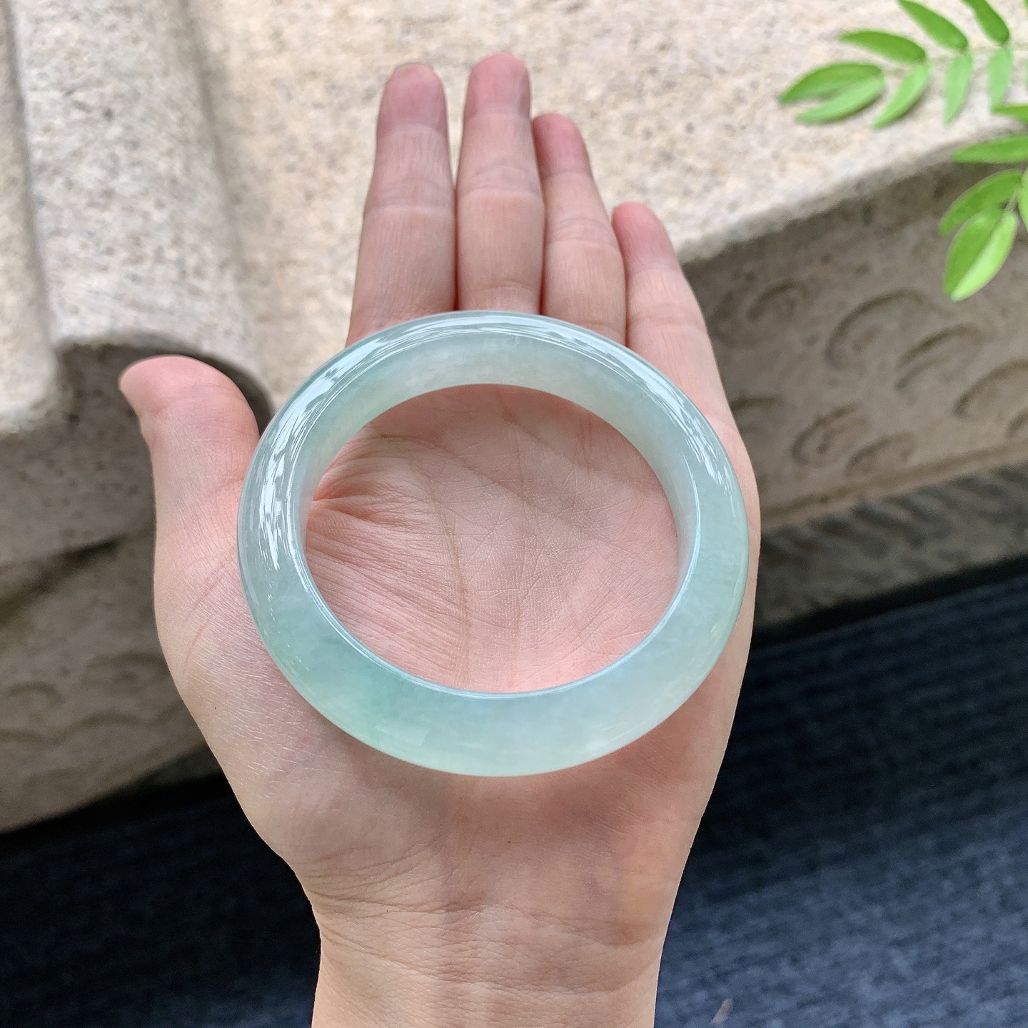 正圈52 53，圈口53.6/11.6/9，编码W6080216，描述糯冰淡绿，水润，种老，细腻，打灯有棉线