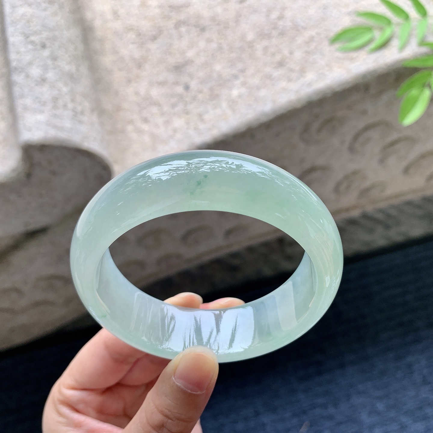 正圈58 59，圈口59.3/19.4/8.7，编码HC080225，糯冰晴绿，水润，种老，细腻，打灯有絮线