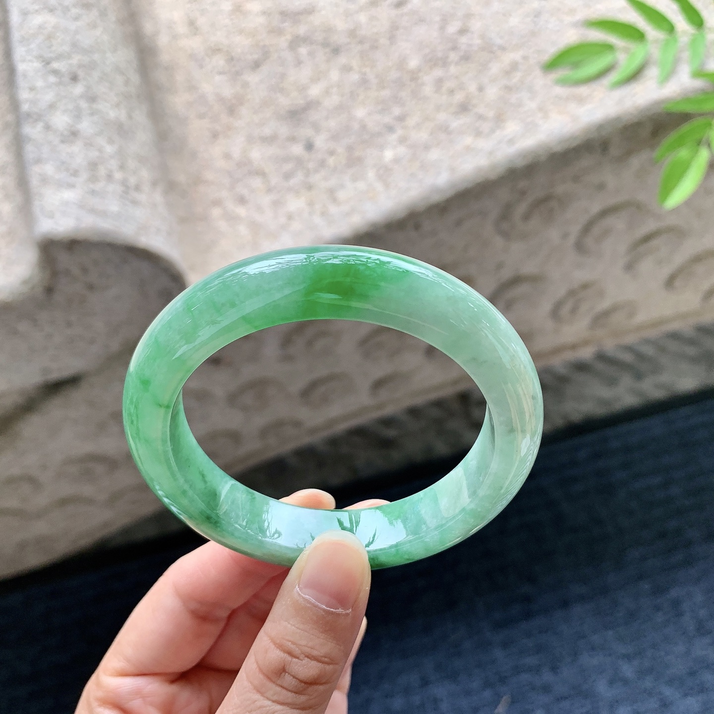 正圈54 55，圈口55.2/12.1/9.2，编码W6080222，糯冰飘绿，水润，种老，细腻，打灯絮线