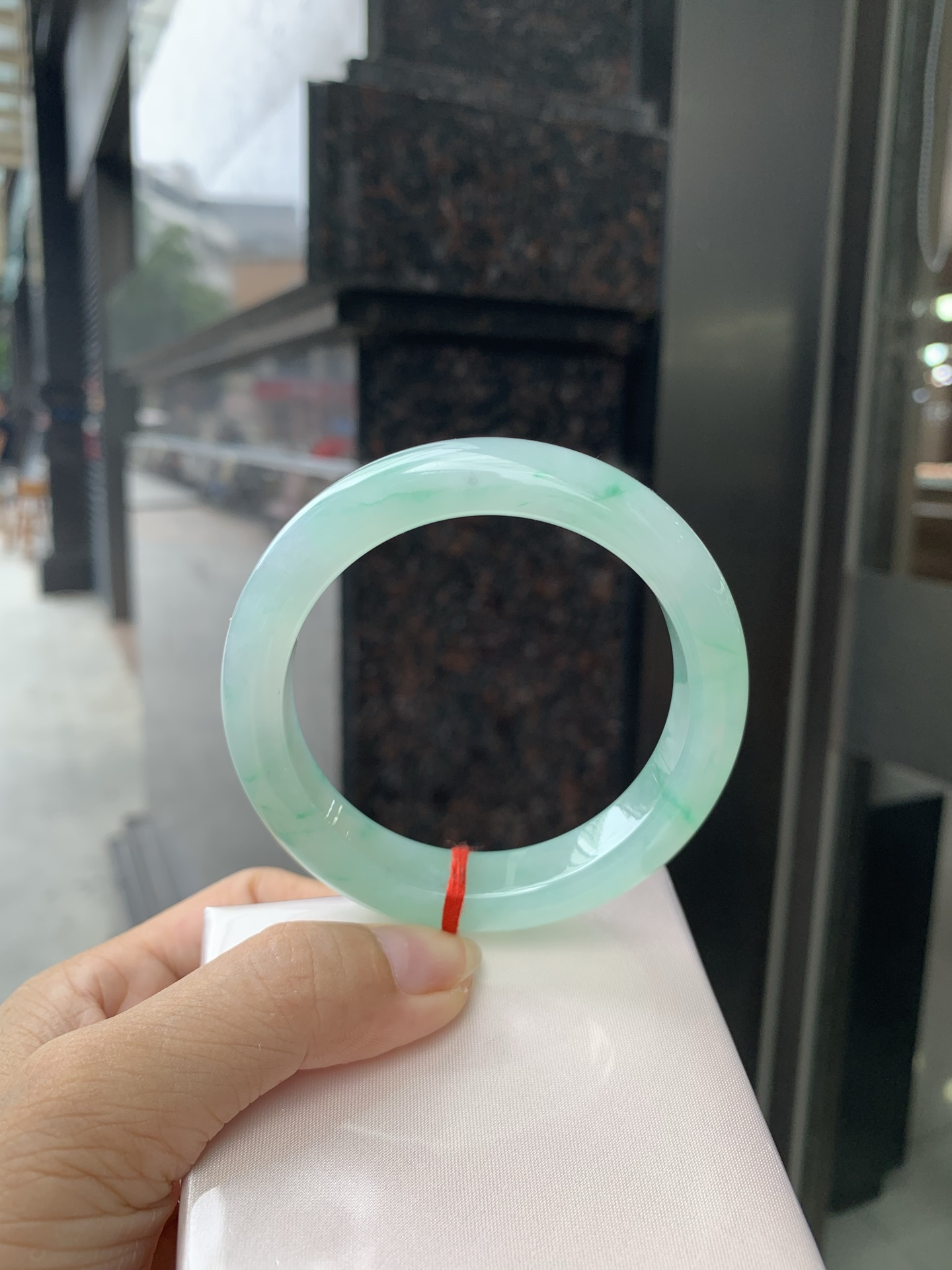 晴底金丝绿正圈, 57.3-9.2-12.5, 0802-N1286, 无裂，底妆冰润，干净细腻，满圈绿花，简约却充满灵气，清新如芽，宛若自然的画卷凝结于腕间，静中带动，韵味悠长