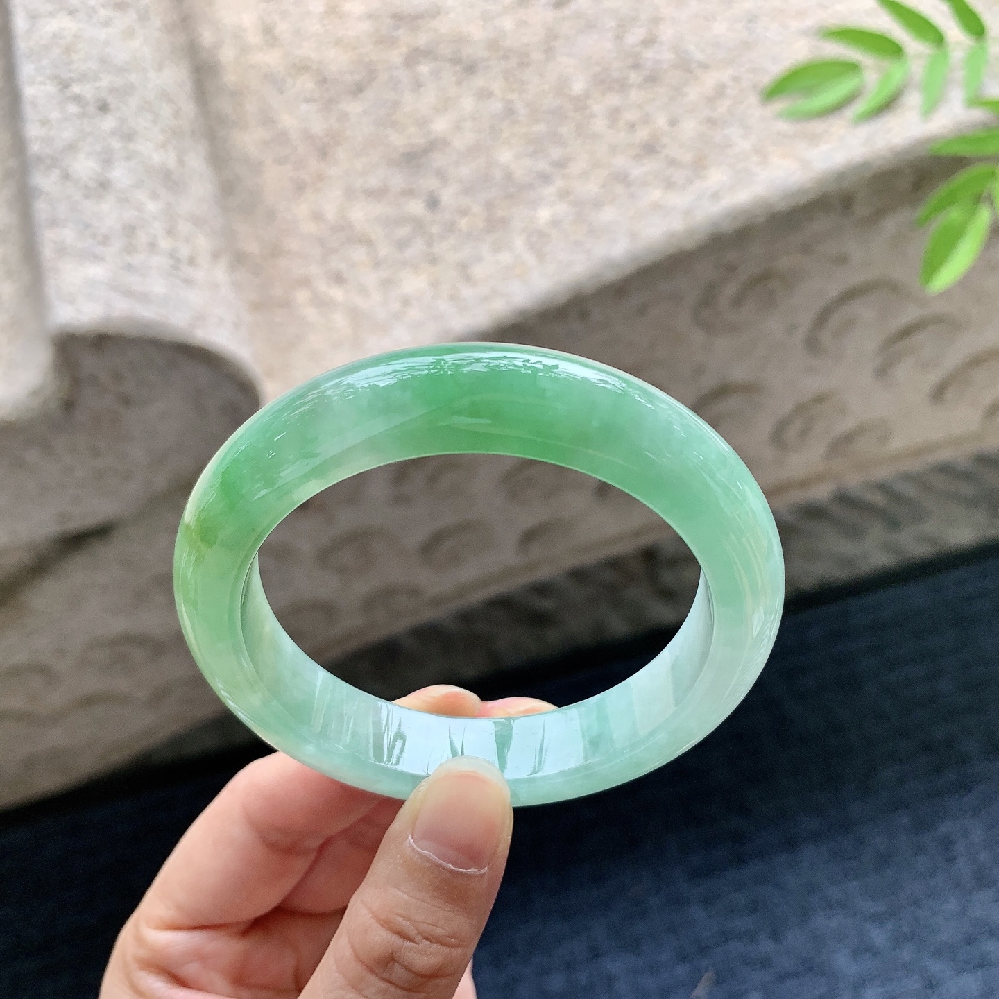 正圈55 56，圈口56/12.6/8.8，编码W6080219，糯冰黄加绿，水润，种老，细腻，无裂。