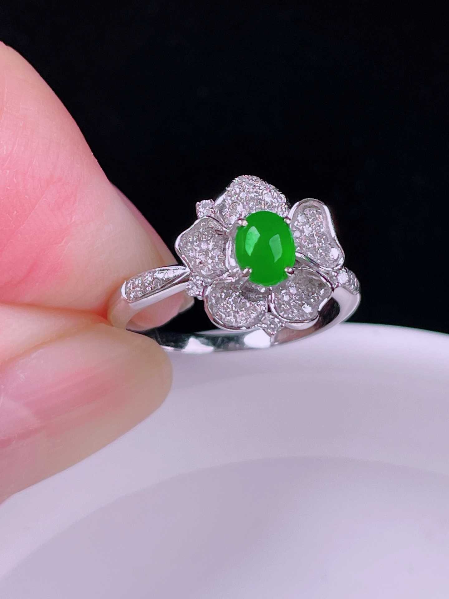冰绿戒指，老种起光，细底通透，尺寸：裸石5.7/4.6/2.8mm0802