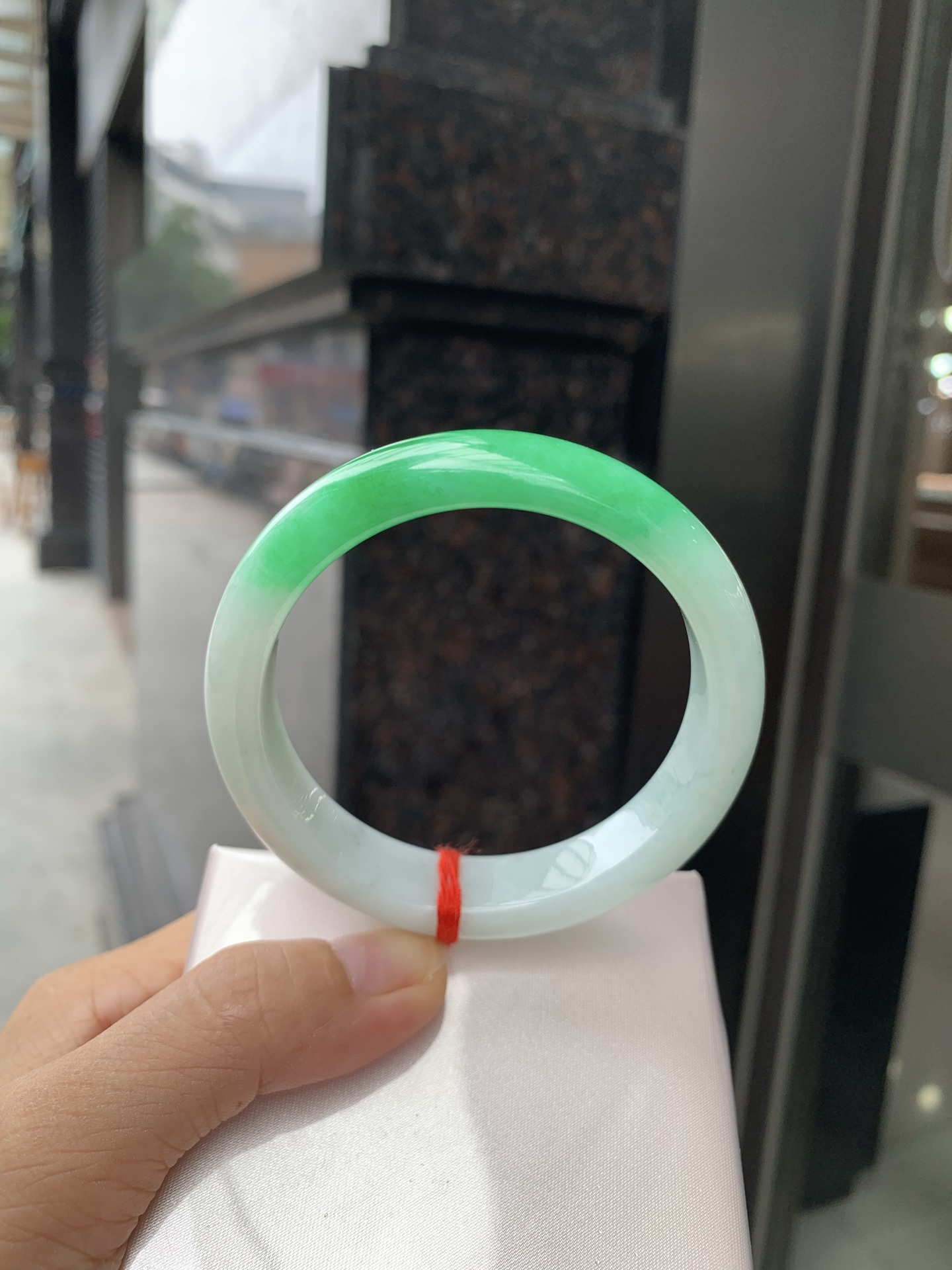 阳绿白底青正圈，58-7.8-13.5，0802-4A171-1，无裂，底妆水润，一节阳绿花，点缀腕间风华，干净纯净的底色上，一抹翠色肆意流淌，宛如春日里的繁华盛景