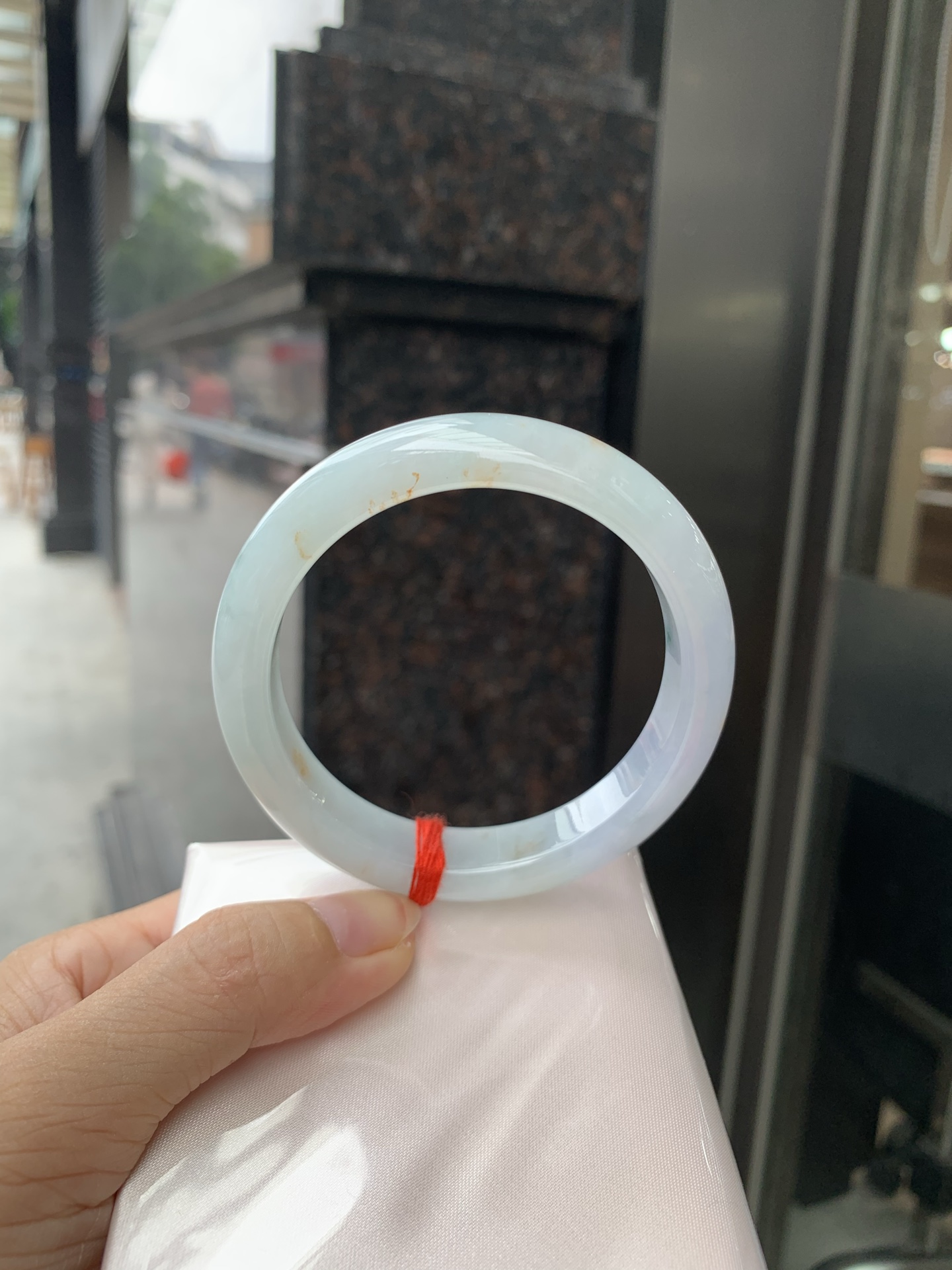 三彩正圈, 底妆水润，春彩洒金，有三彩特色，仿佛彩虹般的色彩，绚丽梦幻，气质清新淡雅，上手靓丽大方。
