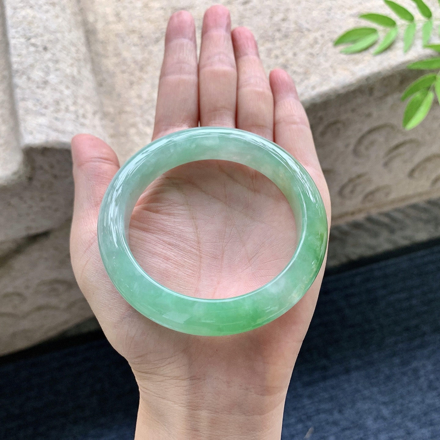 正圈55 56，圈口56/12.6/8.8，编码W6080219，糯冰黄加绿，水润，种老，细腻，无裂