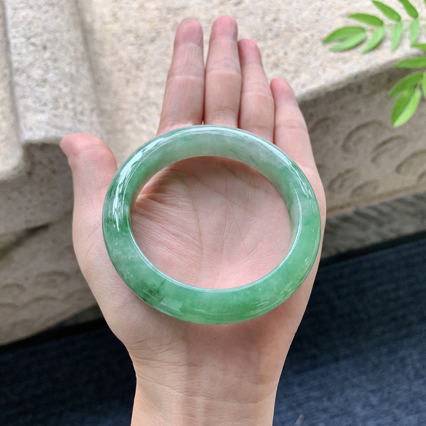 正圈54 55，圈口55.2/12.1/9.2，编码W6080222，糯冰飘绿，水润，种老，细腻，打灯絮线