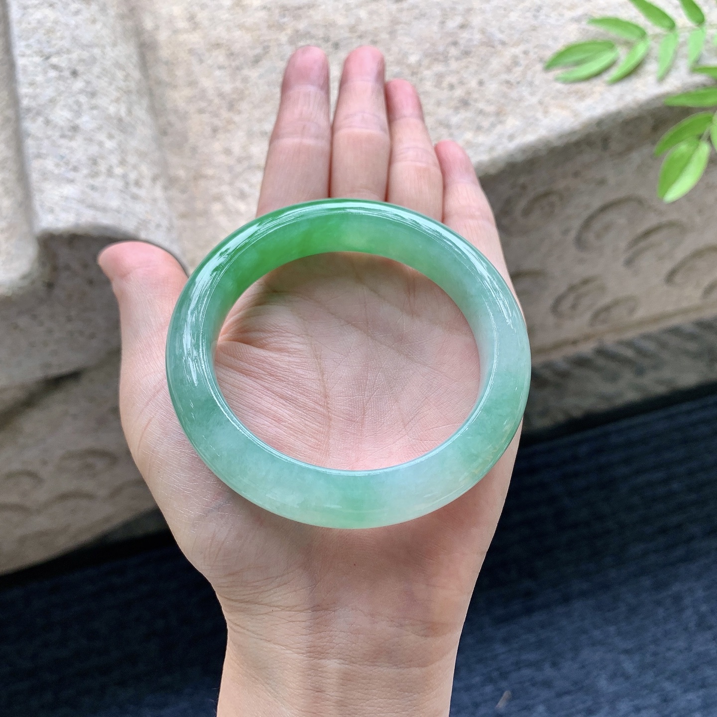 正圈55 56，圈口56.2/12.7/9.7，编码TR080204，冰糯飘辣绿，水润，种老，细腻，打灯有絮线