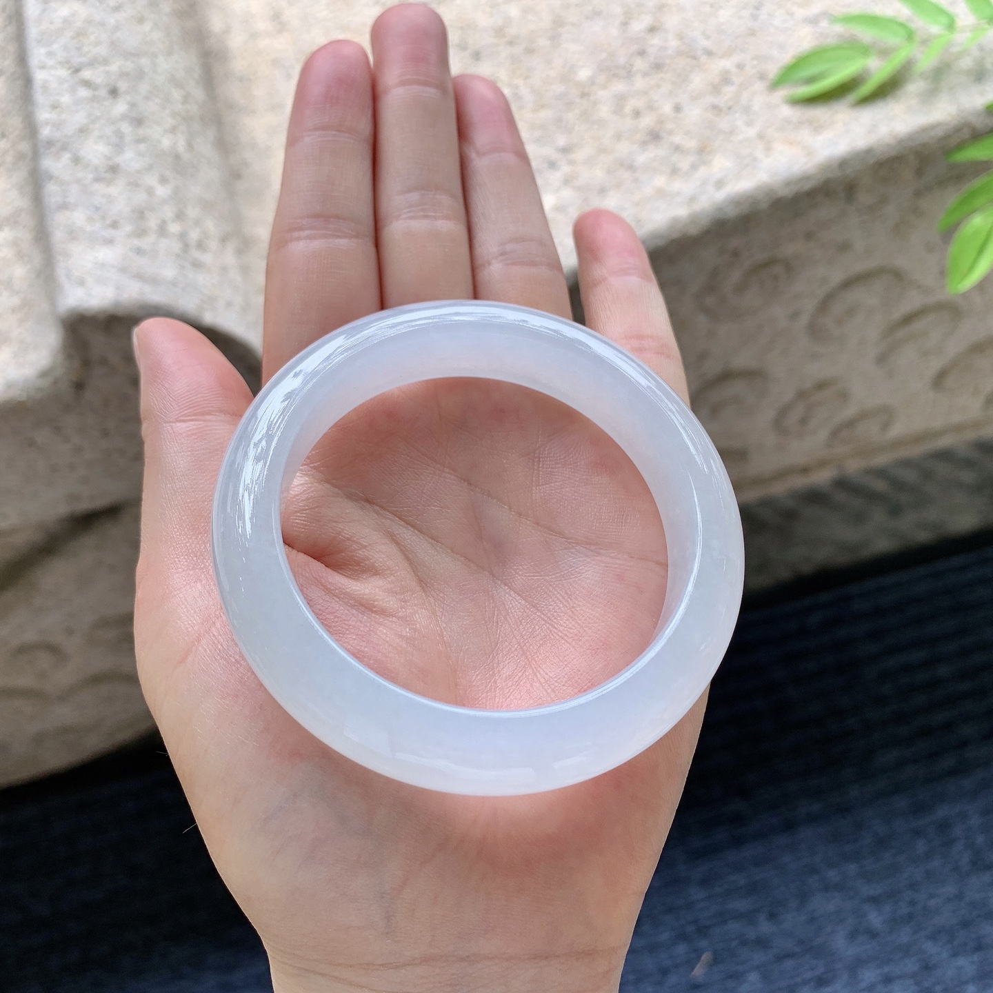 正圈55 56，圈口56/13.2/8.8，编码B2080325，描述糯冰底色，水润，种老，细腻，打灯有絮线