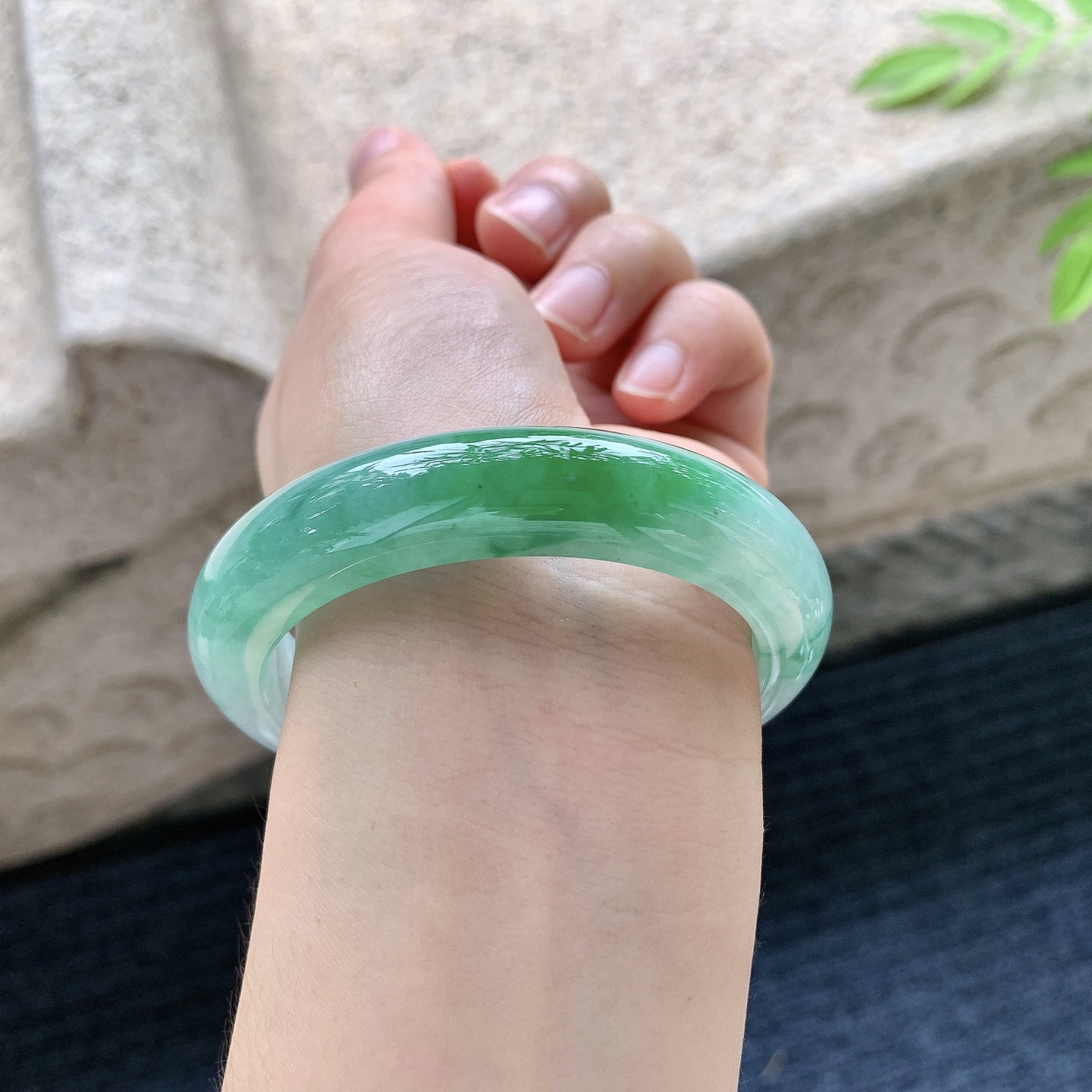 正圈53 54，圈口54.3/12.2/8.8，编码WW080331，冰糯飘绿，水润，种老，细腻，无裂。