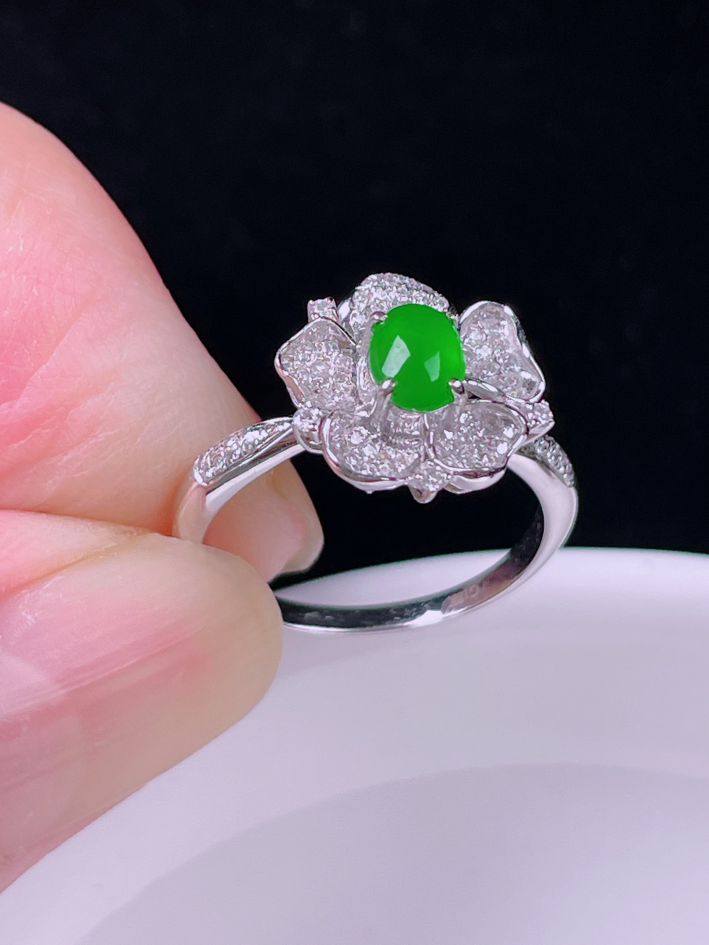 冰绿戒指，老种起光，细底通透，尺寸：裸石5.7/4.6/2.8mm0802